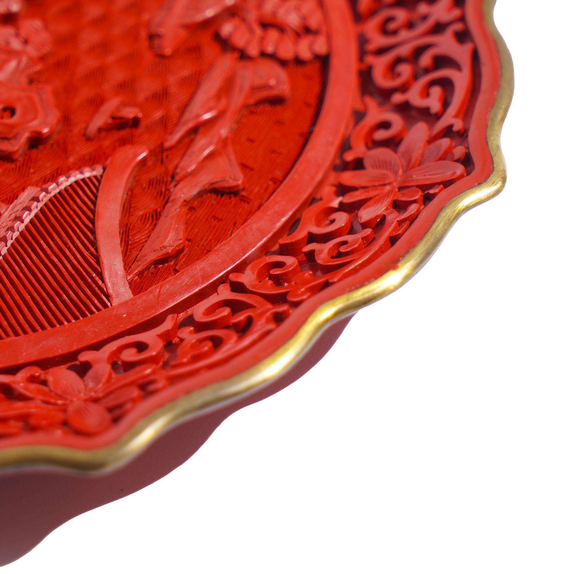 Laiton Assiette chinoise en cinabre sculpté, C.I.C. 1950 en vente
