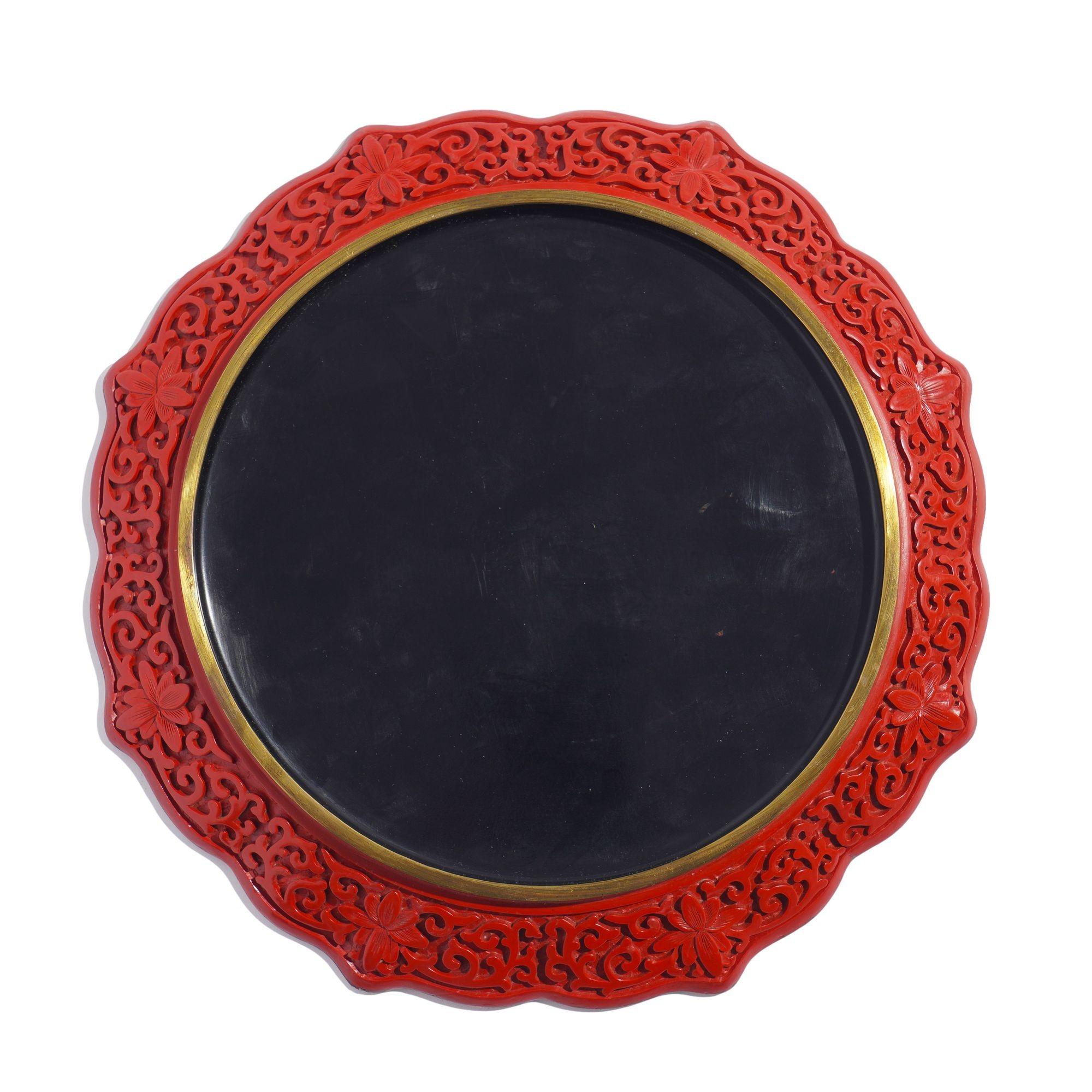 Assiette chinoise en cinabre sculpté, C.I.C. 1950 en vente 1