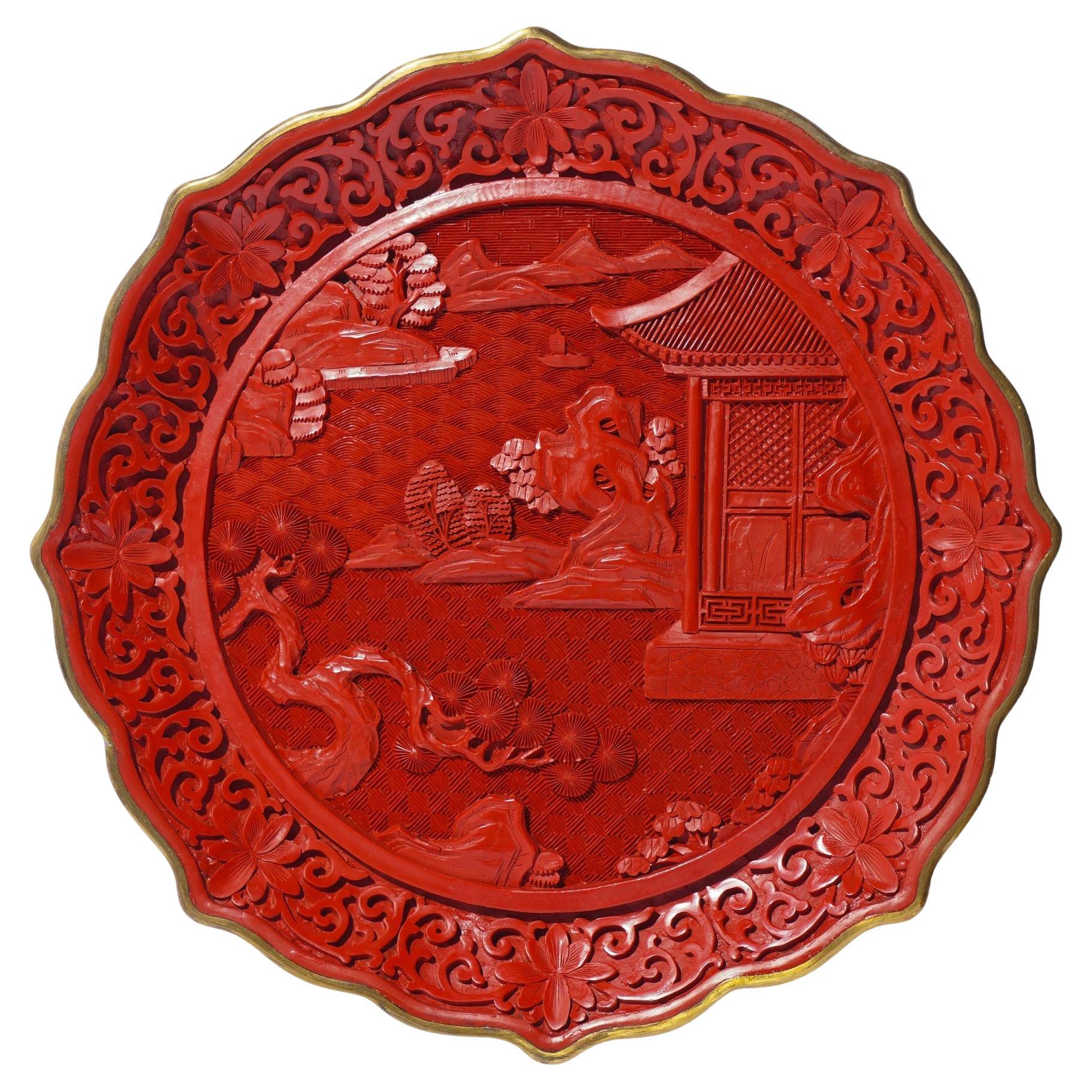 Assiette chinoise en cinabre sculpté, C.I.C. 1950 en vente