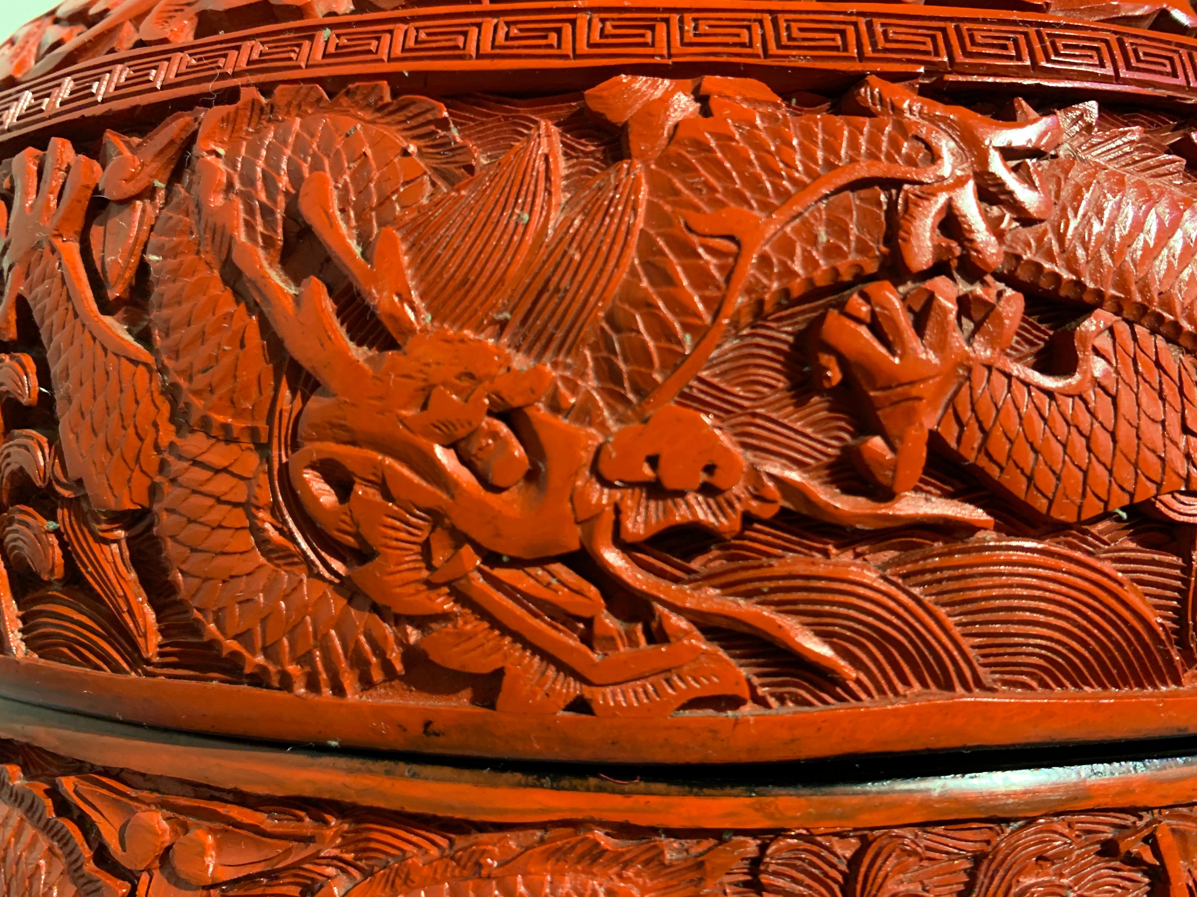Chinesische geschnitzte zinnoberrote Lackdose mit rundem Drachen:: Republikzeit 4