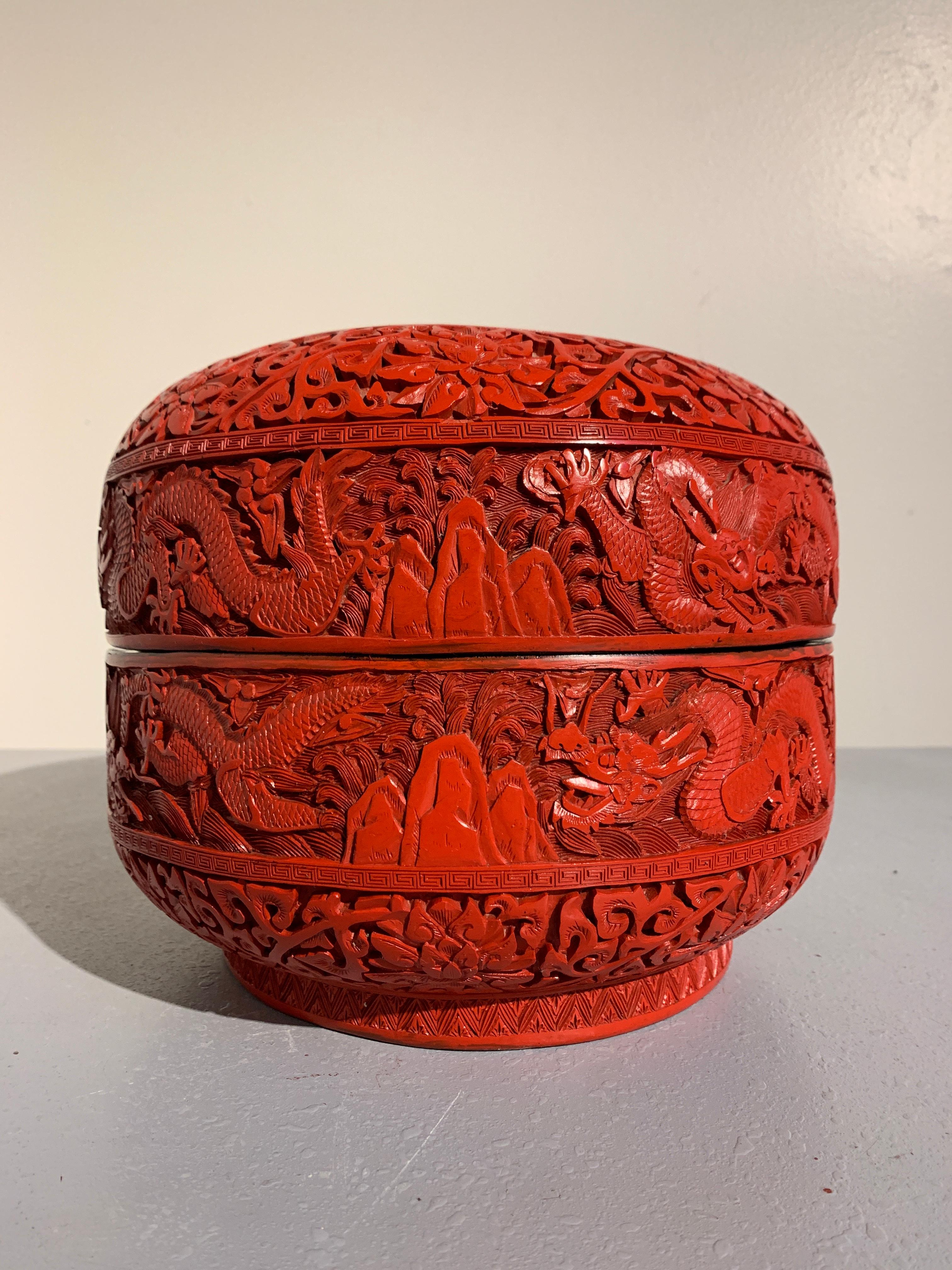 Chinesische geschnitzte zinnoberrote Lackdose mit rundem Drachen:: Republikzeit (Qing-Dynastie)