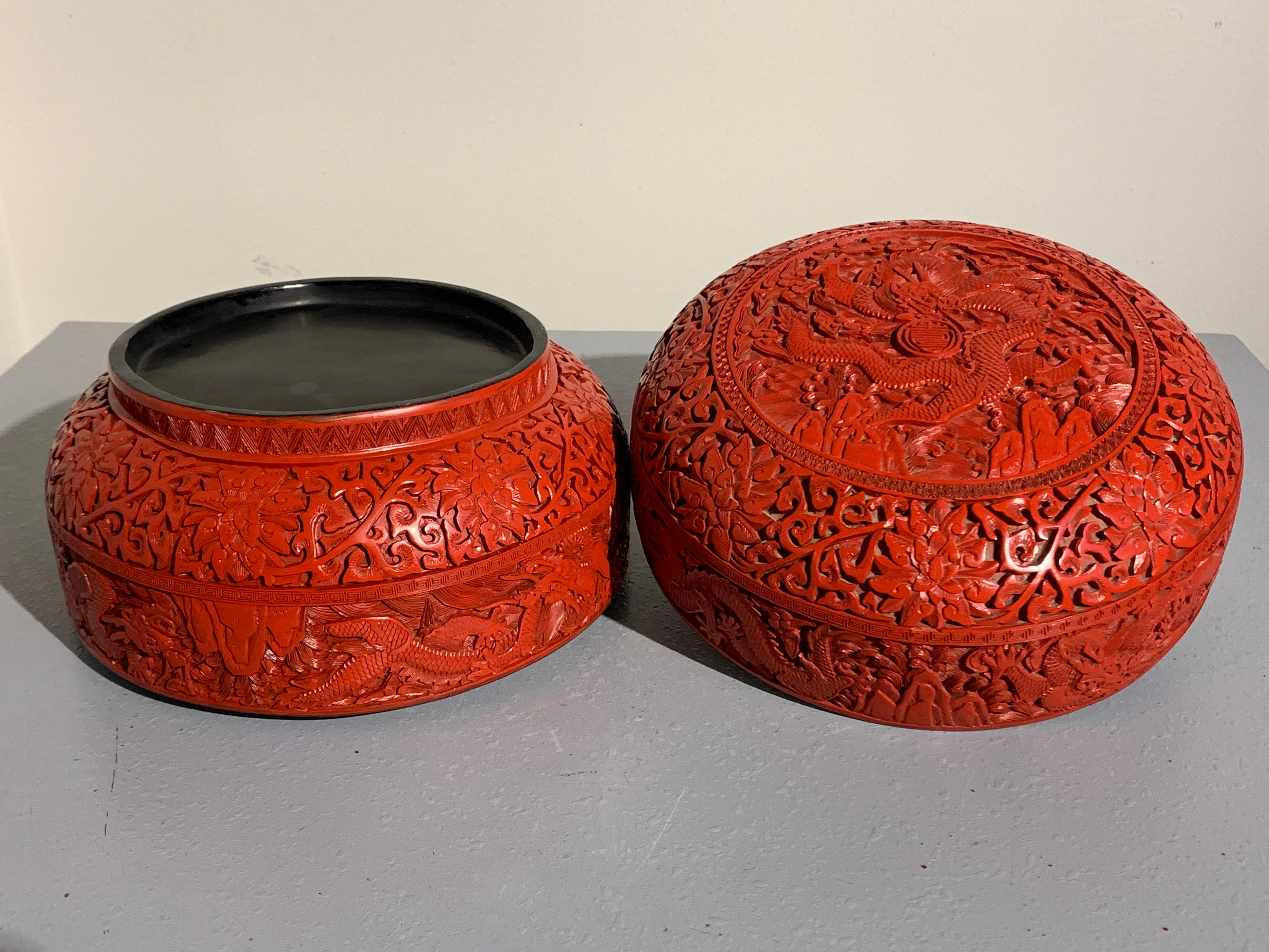 Chinesische geschnitzte zinnoberrote Lackdose mit rundem Drachen:: Republikzeit (20. Jahrhundert)