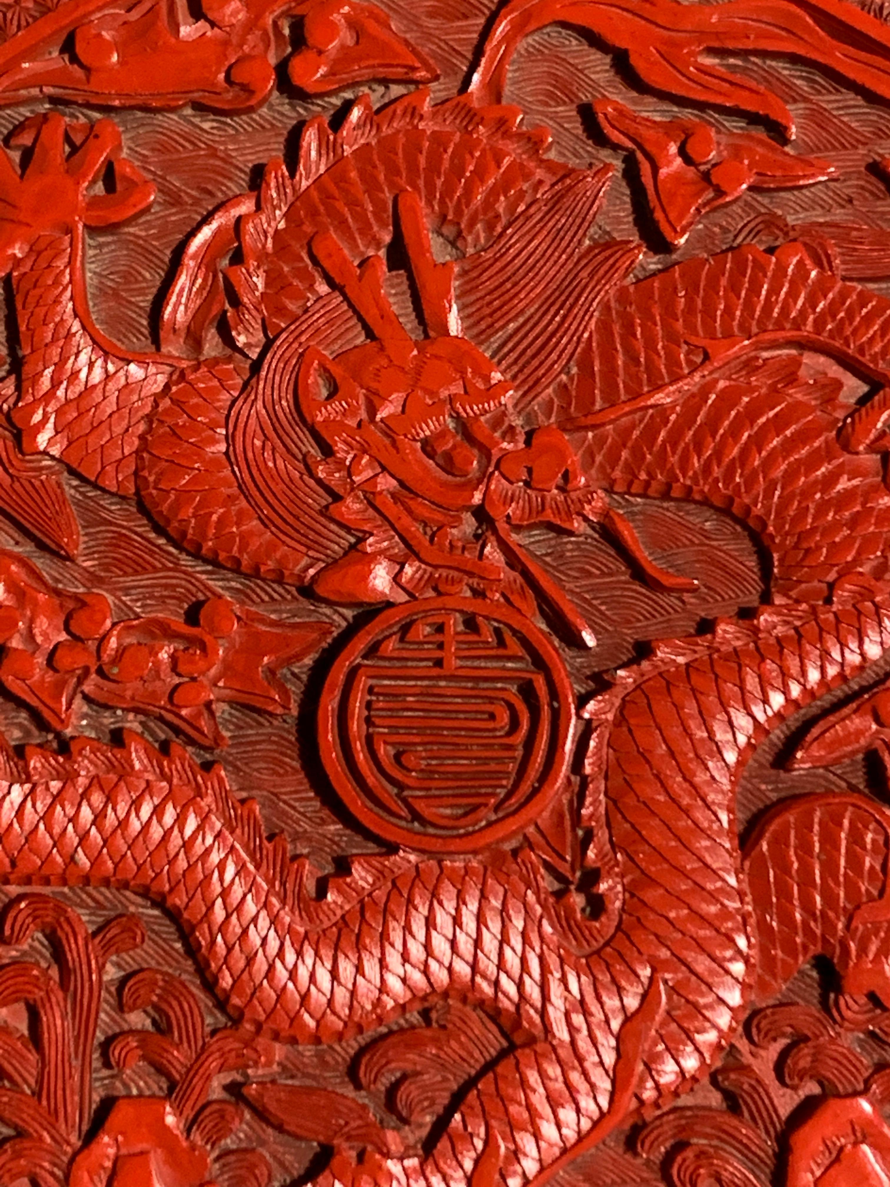 Chinesische geschnitzte zinnoberrote Lackdose mit rundem Drachen:: Republikzeit 2