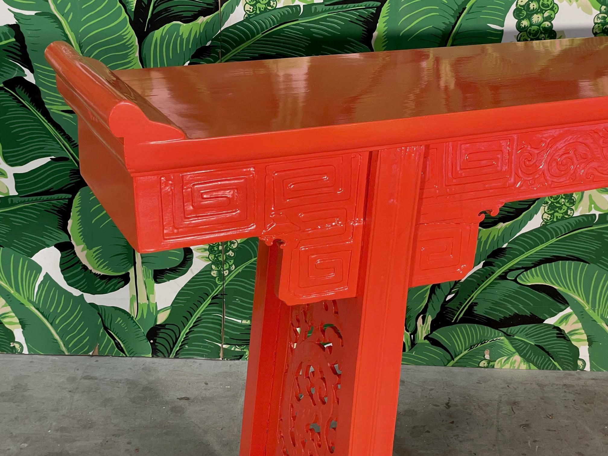 20ième siècle Table d'autel chinoise sculptée en console