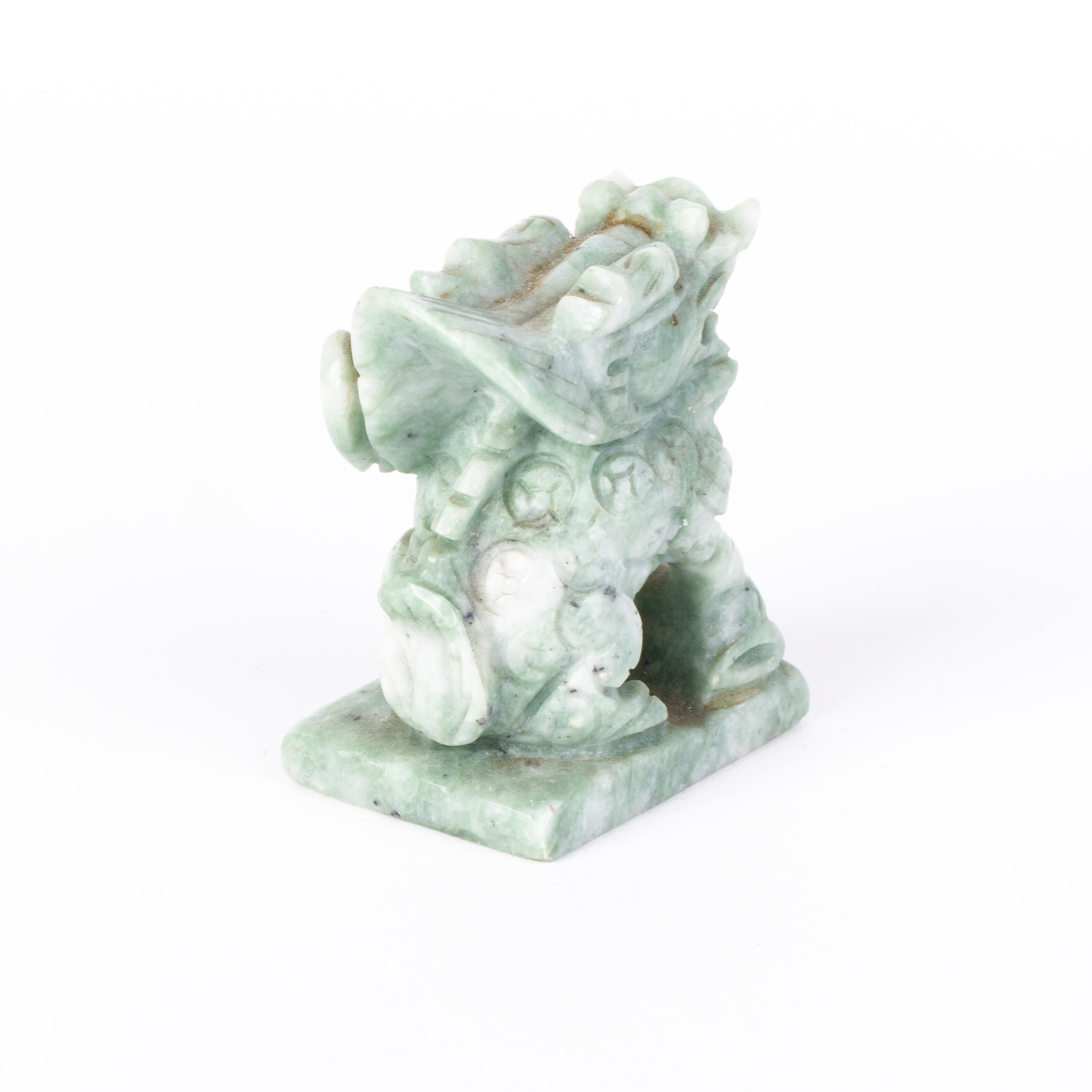 Chinesische geschnitzte Foo-Hunde-Jade-Skulptur (Handgeschnitzt)