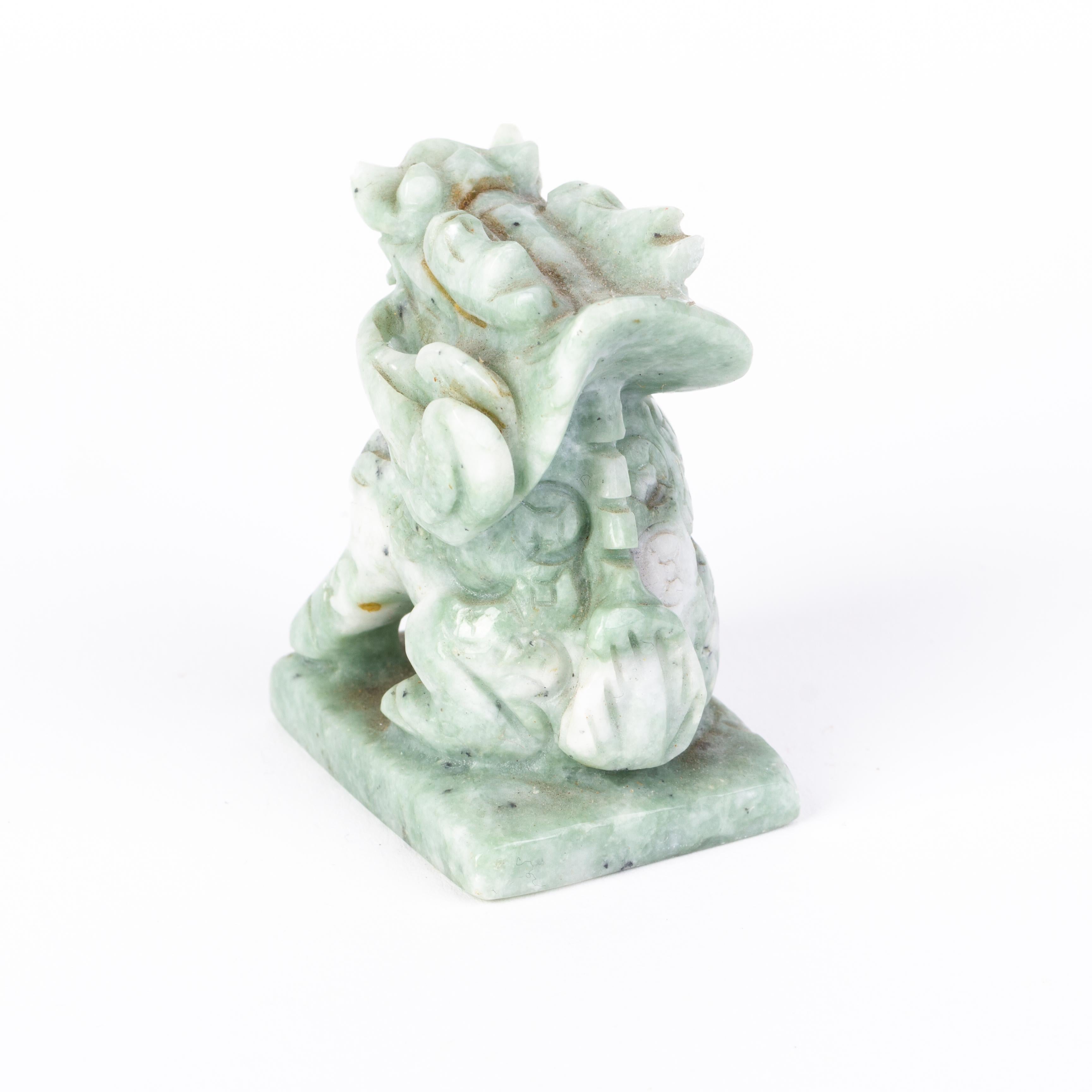 Chinesische geschnitzte Foo-Hunde-Jade-Skulptur im Zustand „Gut“ in Nottingham, GB
