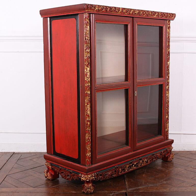 Chinese Carved Gilt + Lacquer Vitrine In Good Condition In Vancouver, British Columbia