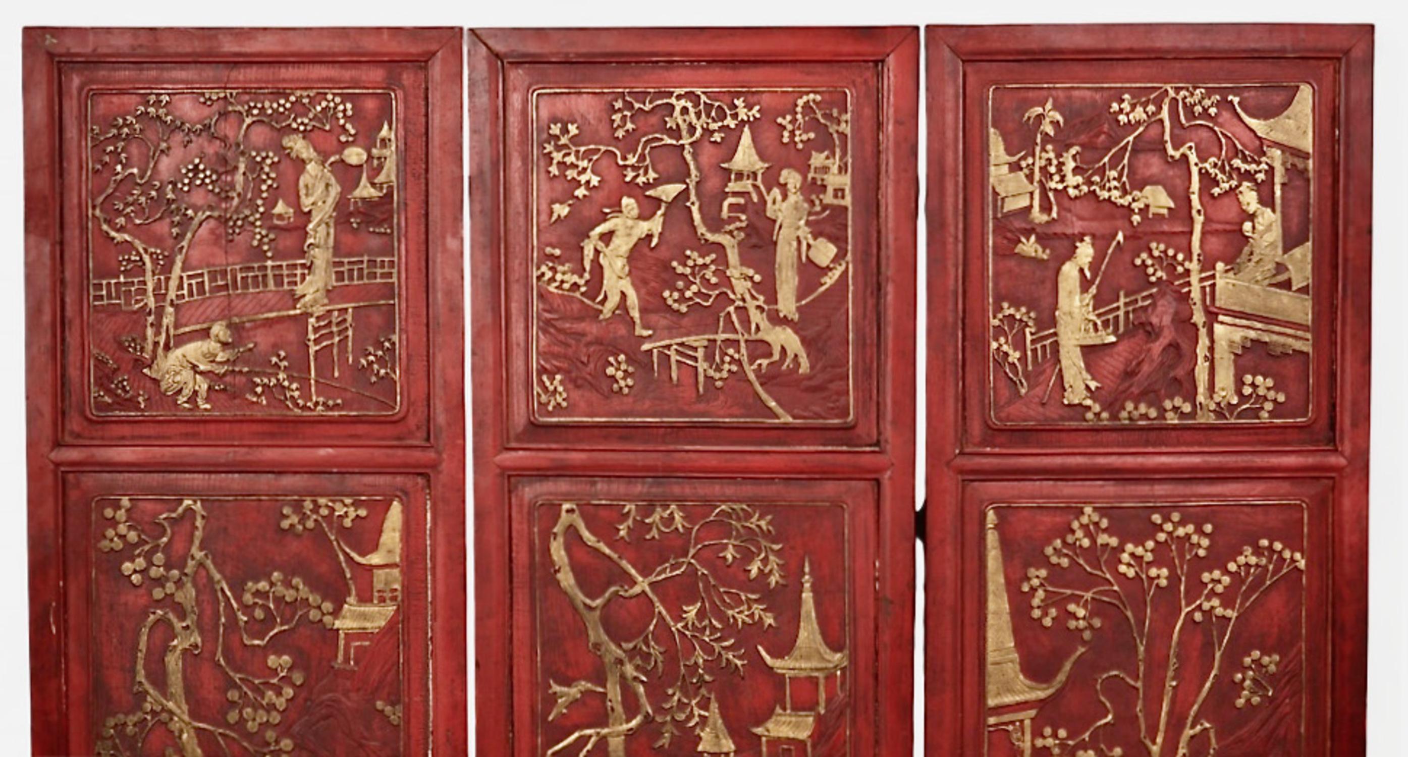 Se trata de un encantador biombo chino del siglo XIX de 3 paneles de madera tallada y dorada.
Los paneles están tallados en altorrelieve con múltiples figuras y elementos arquitectónicos. Los paneles están pintados en un rojo cinabrio con la talla