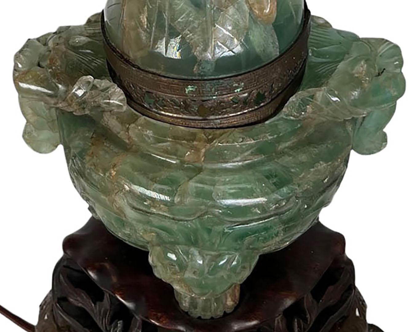 Chinesische geschnitzte grüne Fluorit-Tischlampe (Frühes 20. Jahrhundert) im Angebot