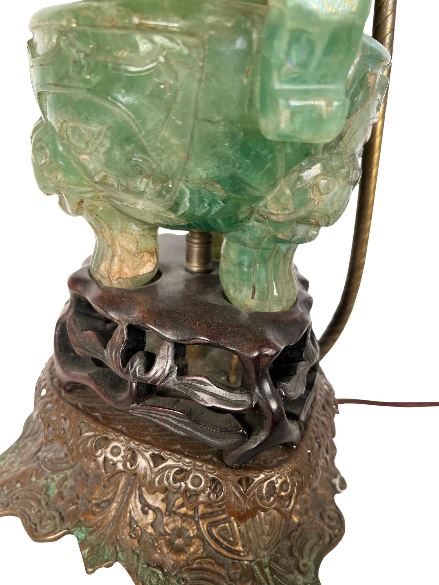 Chinesische geschnitzte grüne Fluorit-Tischlampe im Angebot 1