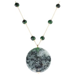 Collier traditionnel chinois en or jaune 18 carats avec jade vert sculpté et omphacite