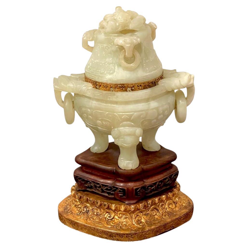 Censor chinois sculpté en quartz vert, converti en lampe
