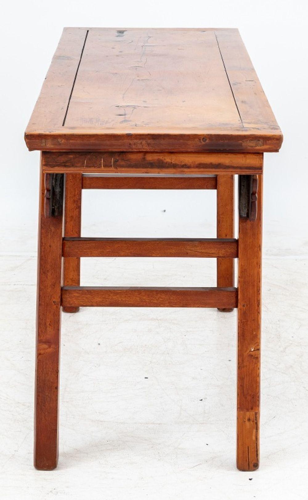 Sculpté Table console chinoise en bois dur sculpté en vente