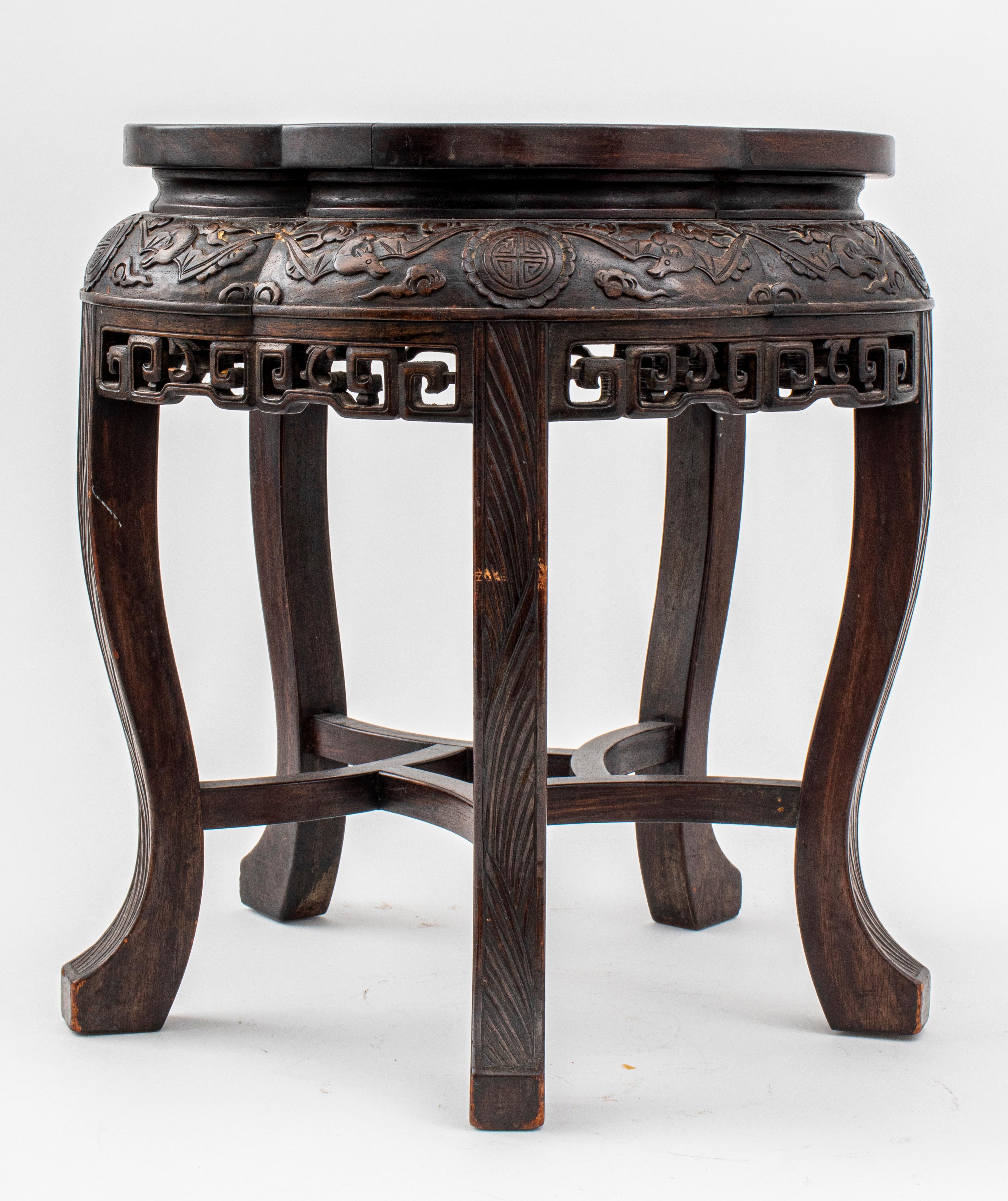 Style international Table floriforme chinoise en bois dur sculpté en vente