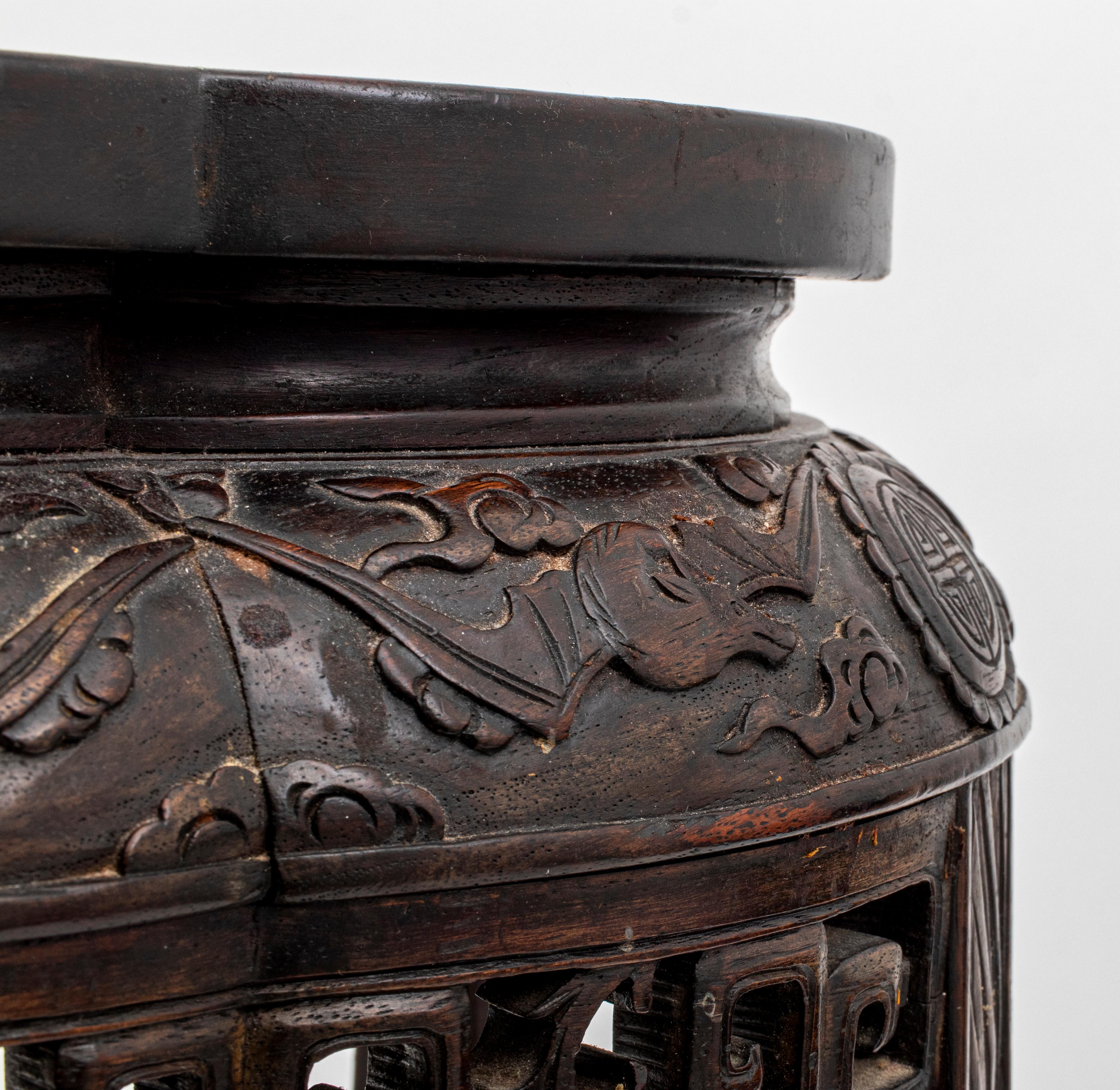 Table floriforme chinoise en bois dur sculpté en vente 1