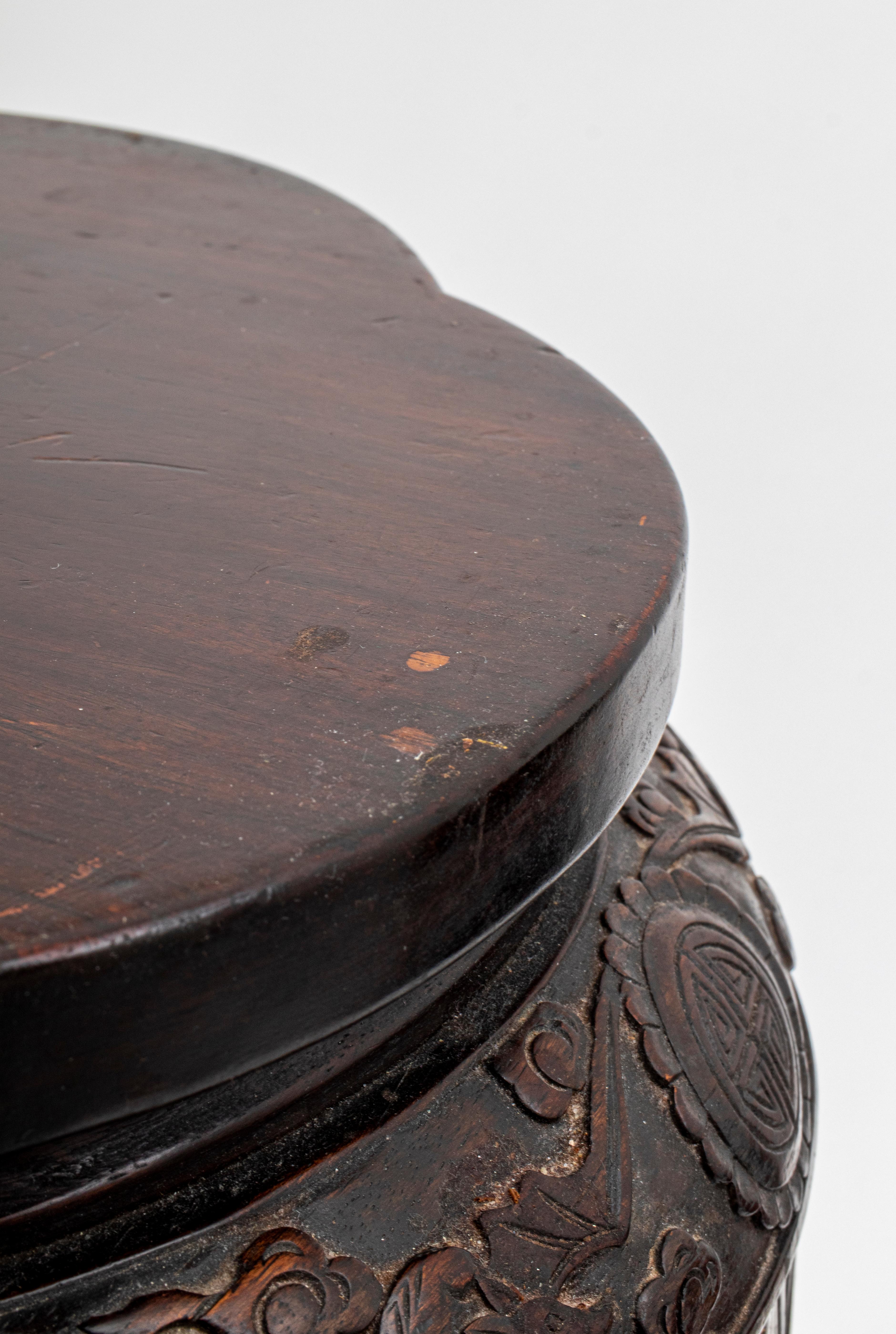 Table floriforme chinoise en bois dur sculpté en vente 2