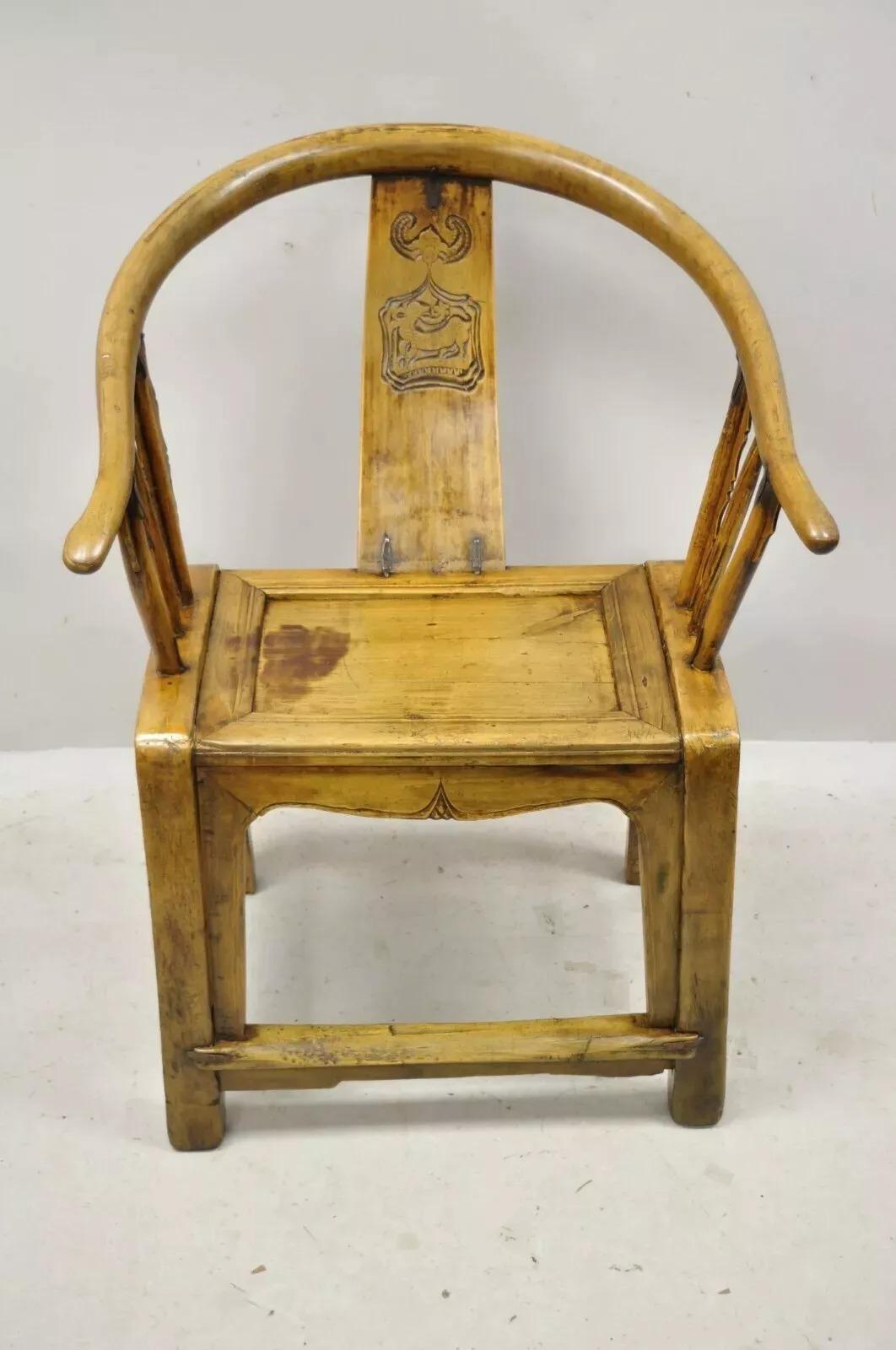 Chaise à accoudoir en bois dur chinois sculpté en forme de fer à cheval, style Ming, dossier en tonneau en vente 5