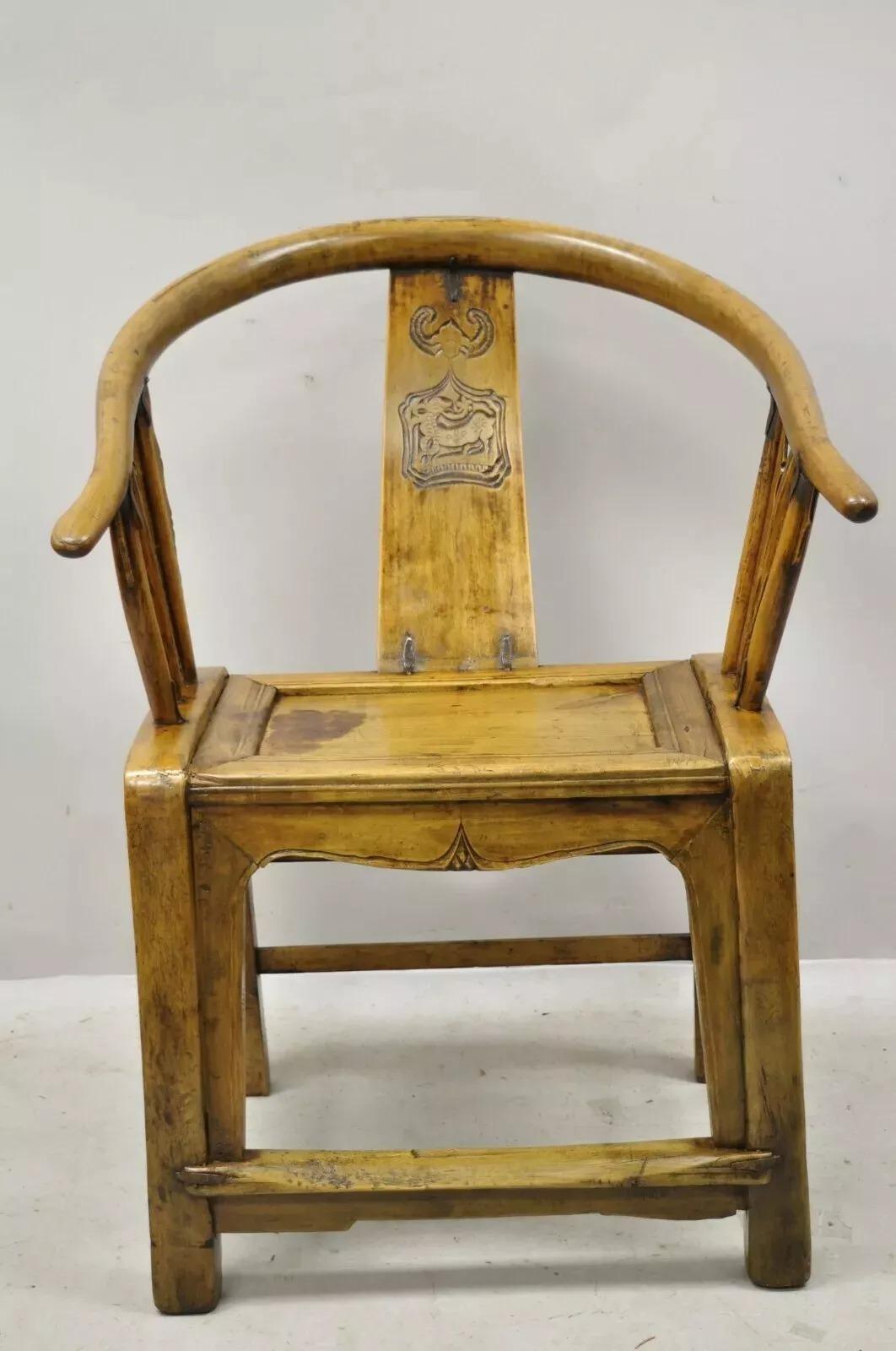 Chaise à accoudoir en bois dur chinois sculpté en forme de fer à cheval de style Ming. L'article se caractérise par un cadre en bois massif, des détails joliment sculptés, un style et une forme remarquables. Circa Late 20th Century. Dimensions :