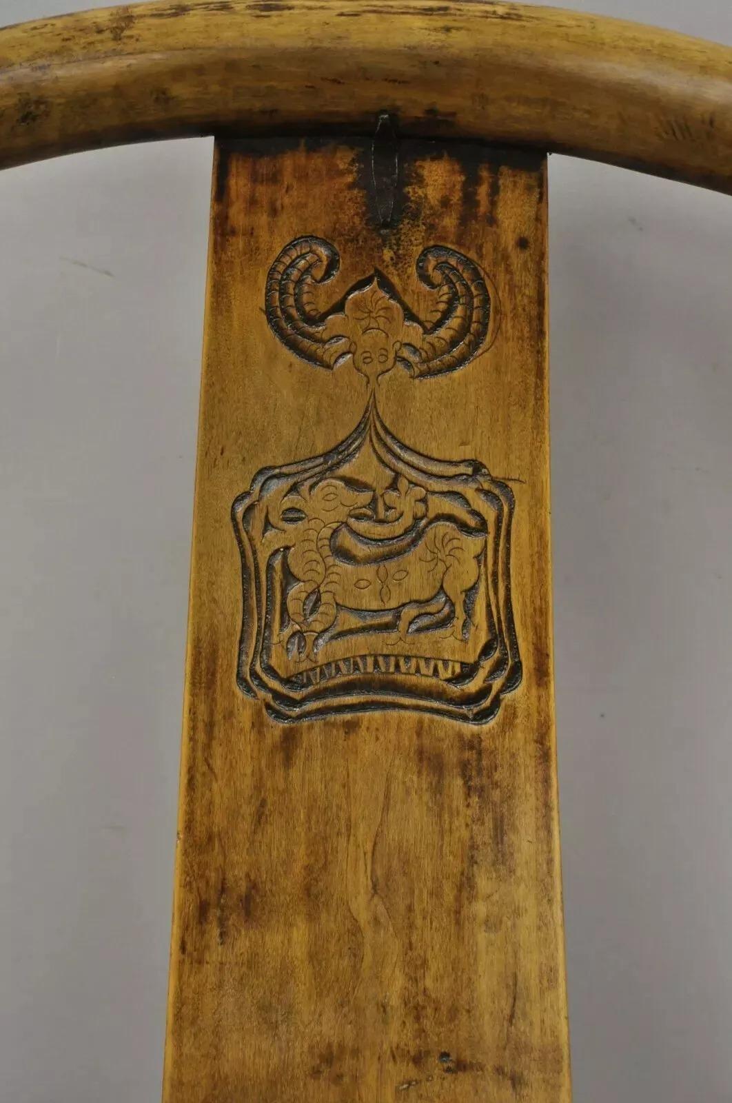 Inconnu Chaise à accoudoir en bois dur chinois sculpté en forme de fer à cheval, style Ming, dossier en tonneau en vente