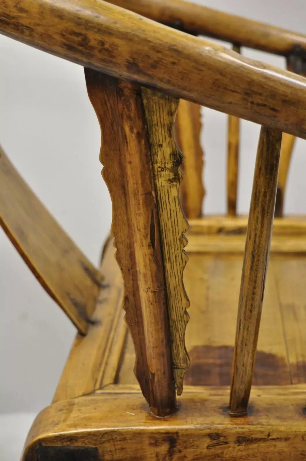 20ième siècle Chaise à accoudoir en bois dur chinois sculpté en forme de fer à cheval, style Ming, dossier en tonneau en vente