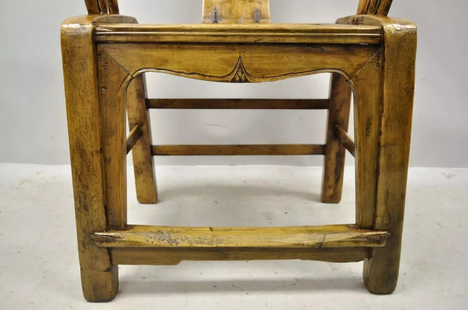 Bois Chaise à accoudoir en bois dur chinois sculpté en forme de fer à cheval, style Ming, dossier en tonneau en vente