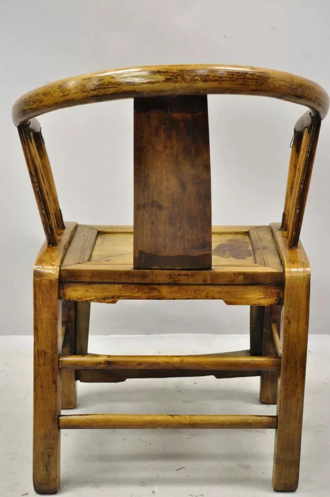 Chaise à accoudoir en bois dur chinois sculpté en forme de fer à cheval, style Ming, dossier en tonneau en vente 1
