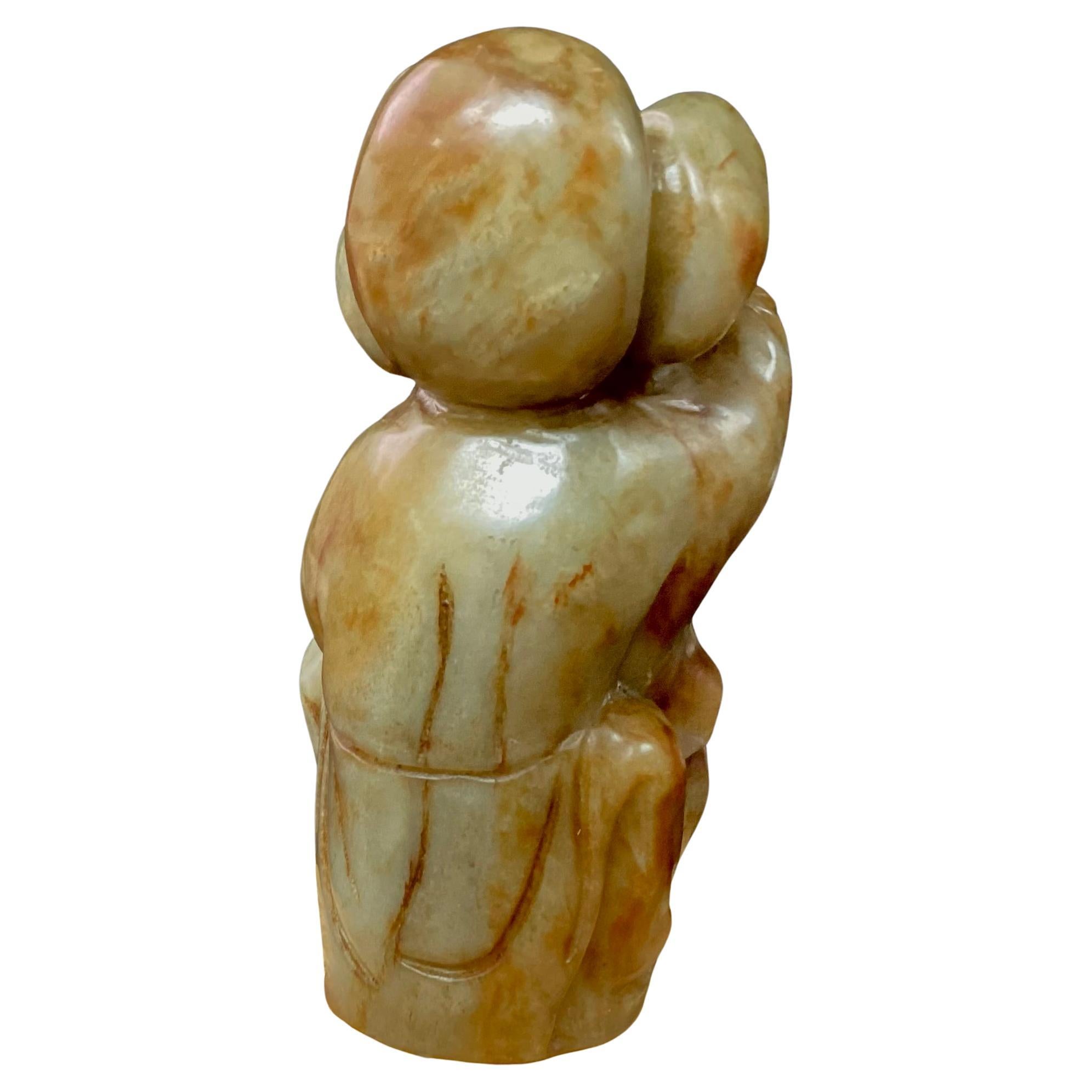 Chinesische geschnitzte Hetianische Jade-Figur eines Jungen (Qing-Dynastie)