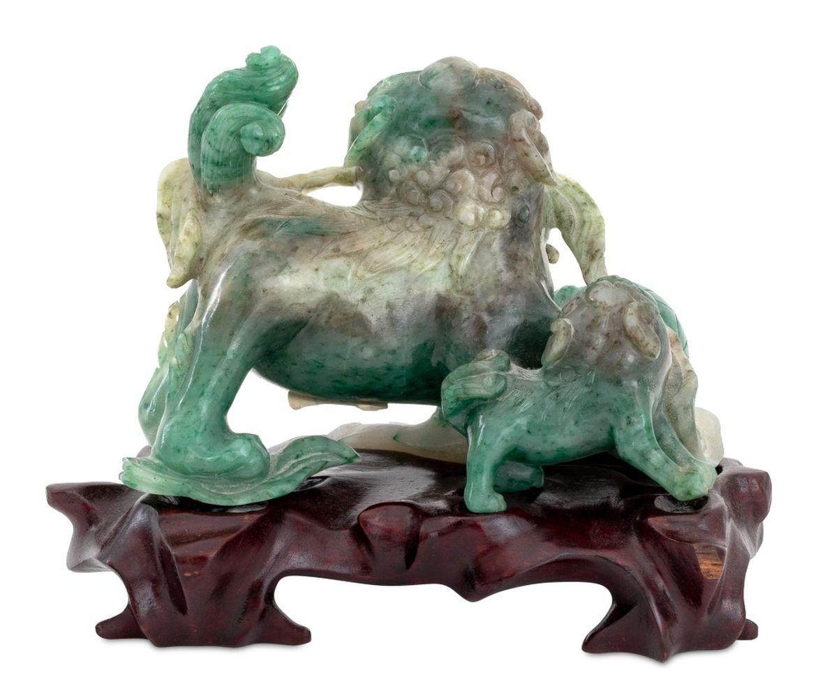 Chinois Sculptures chinoises en jade et corail, 4 en vente