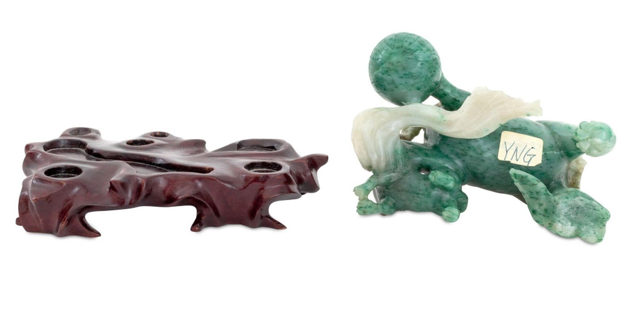 Sculpté Sculptures chinoises en jade et corail, 4 en vente
