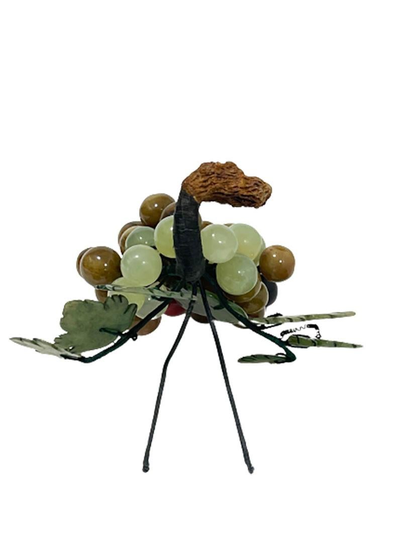 Cluster de raisins chinois en jade sculpté et pierre, milieu du 20e siècle Bon état - En vente à Delft, NL