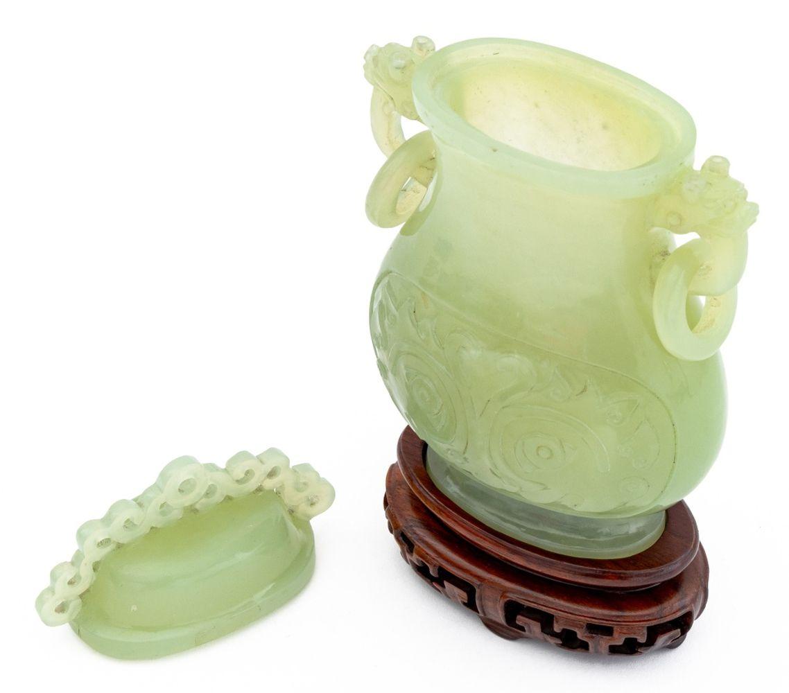 Chinesische geschnitzte Hu-Vase aus Jade mit Deckel (Qing-Dynastie) im Angebot