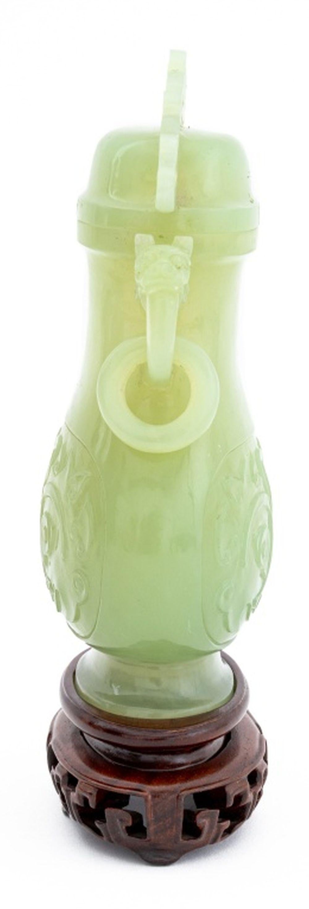 Chinesische geschnitzte Hu-Vase aus Jade mit Deckel im Zustand „Gut“ im Angebot in Astoria, NY