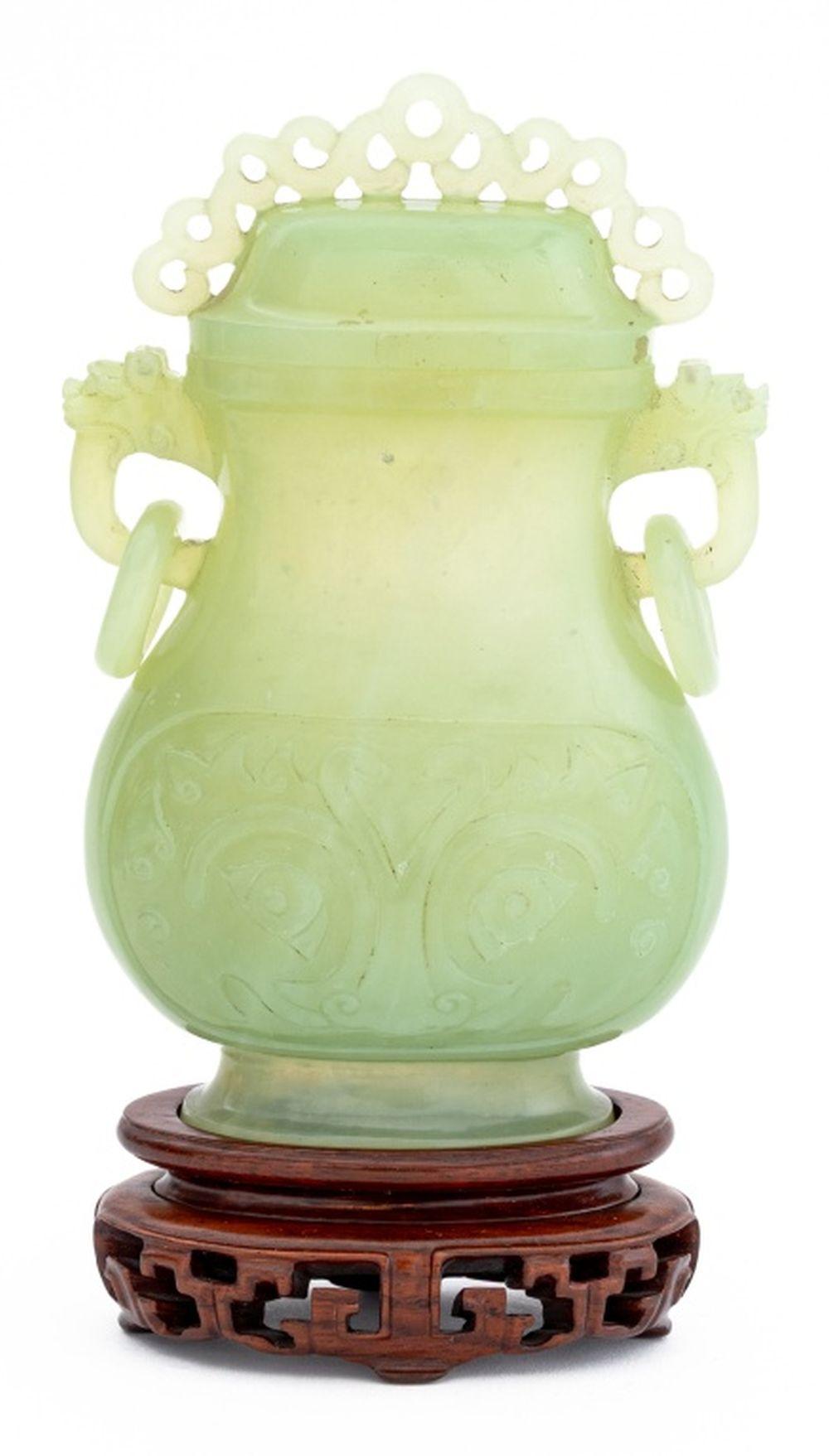 Chinesische geschnitzte Hu-Vase aus Jade mit Deckel (20. Jahrhundert) im Angebot