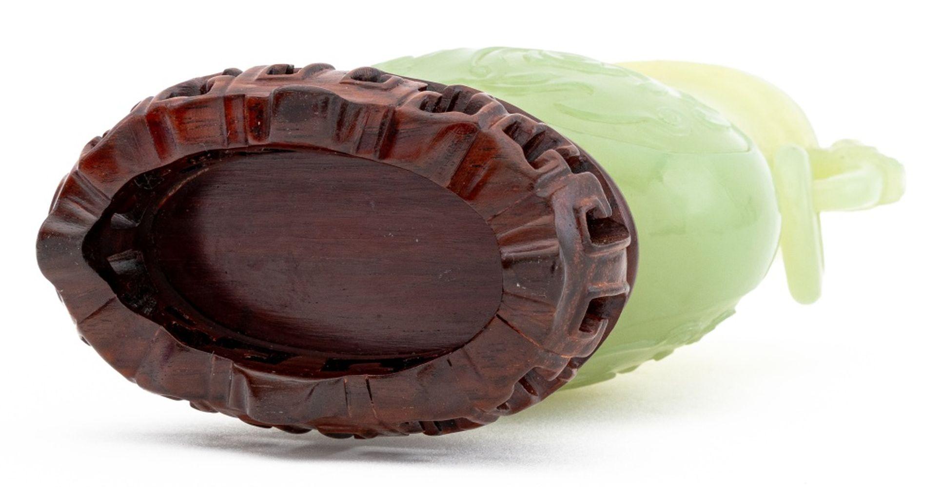 Chinesische geschnitzte Hu-Vase aus Jade mit Deckel im Angebot 1