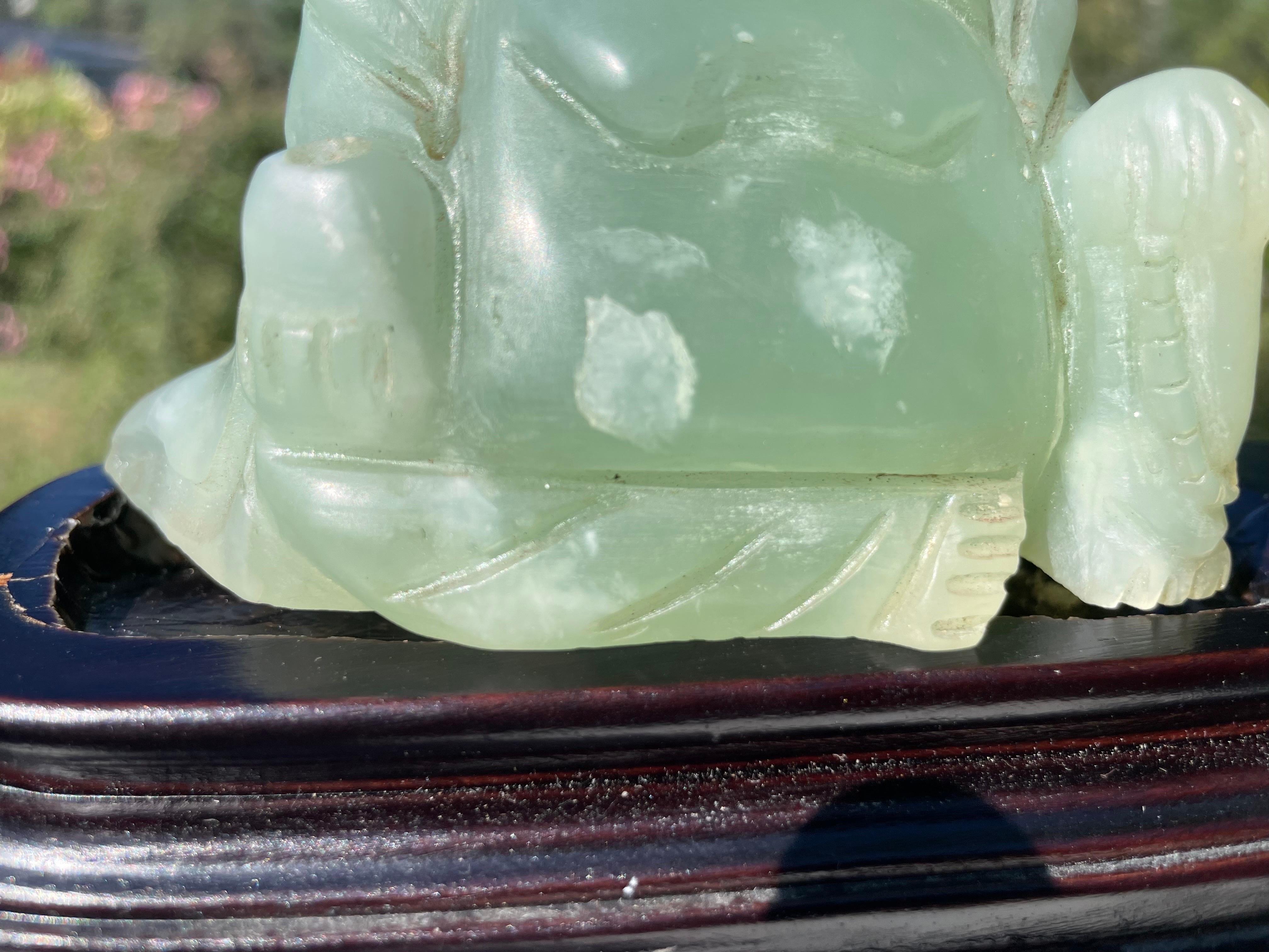 Sculpture figurative chinoise en jade sculpté représentant un Bouddha riant, Budai, 20e siècle Bon état - En vente à Auribeau sur Siagne, FR