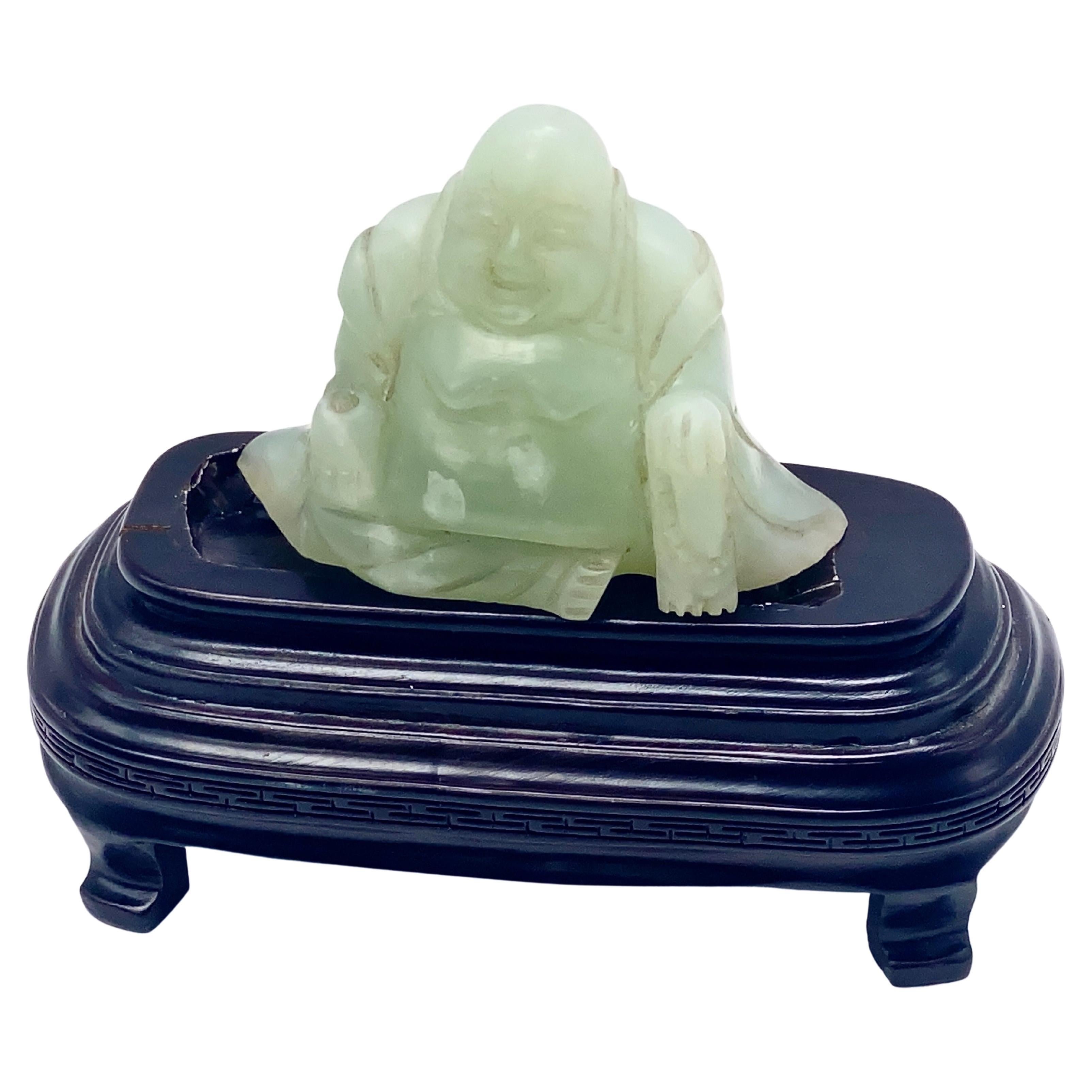 Sculpture figurative chinoise en jade sculpté représentant un Bouddha riant, Budai, 20e siècle en vente