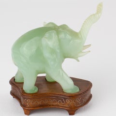 Scultura cinese in giada intagliata raffigurante un elefante "portafortuna", XX secolo