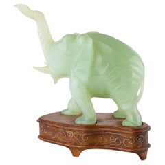 Scultura cinese in giada intagliata raffigurante un elefante "portafortuna", XX secolo