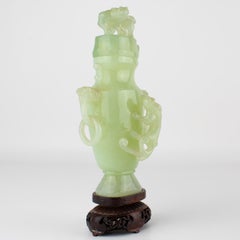 Vase chinois « hu » en jade sculpté, orné d'un fleuron en forme de chien Foo, début du XXe siècle
