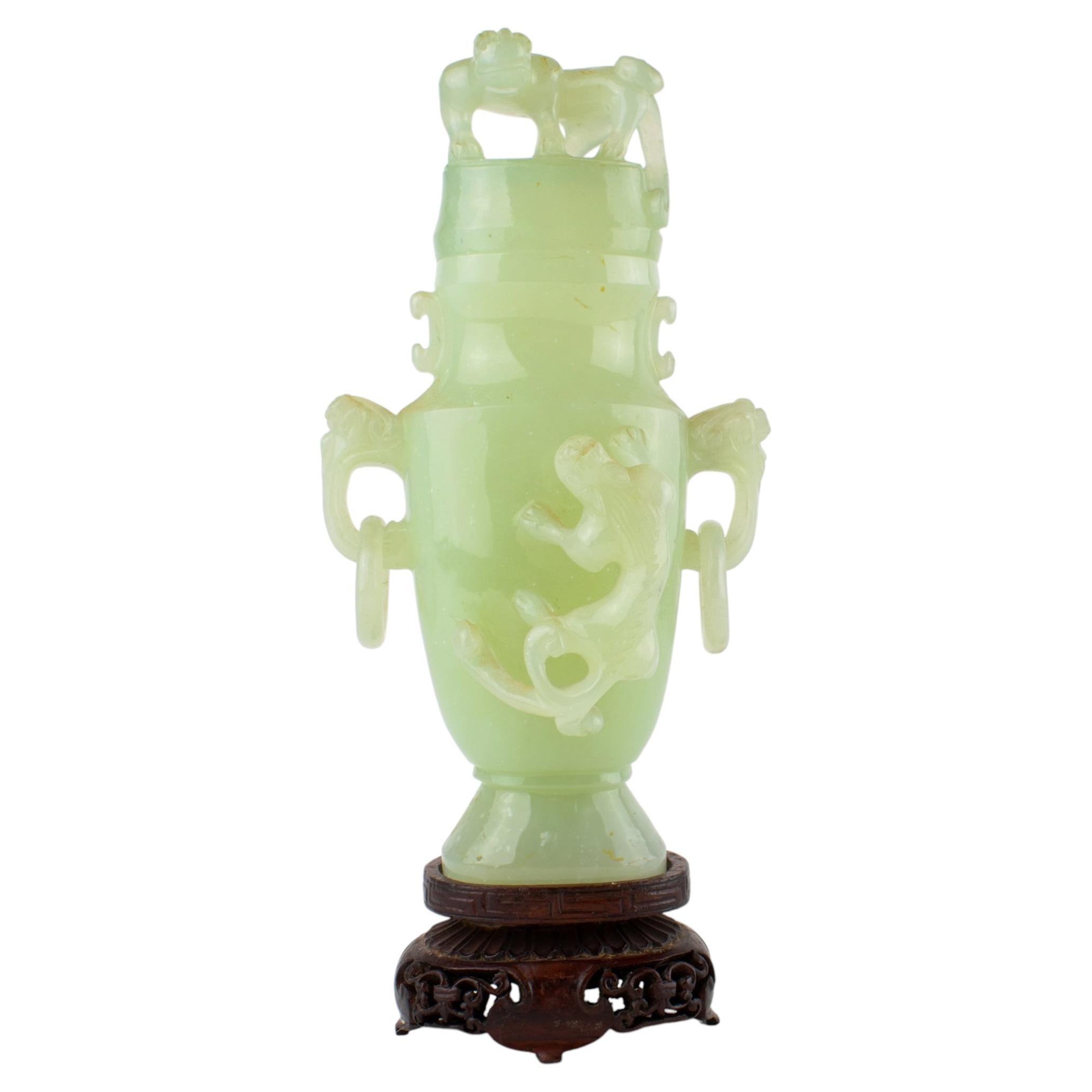 Vase chinois « hu » en jade sculpté, orné d'un fleuron en forme de chien Foo, début du XXe siècle en vente