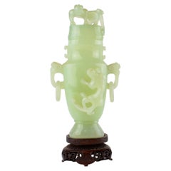 Vase chinois « hu » en jade sculpté, orné d'un fleuron en forme de chien Foo, début du XXe siècle
