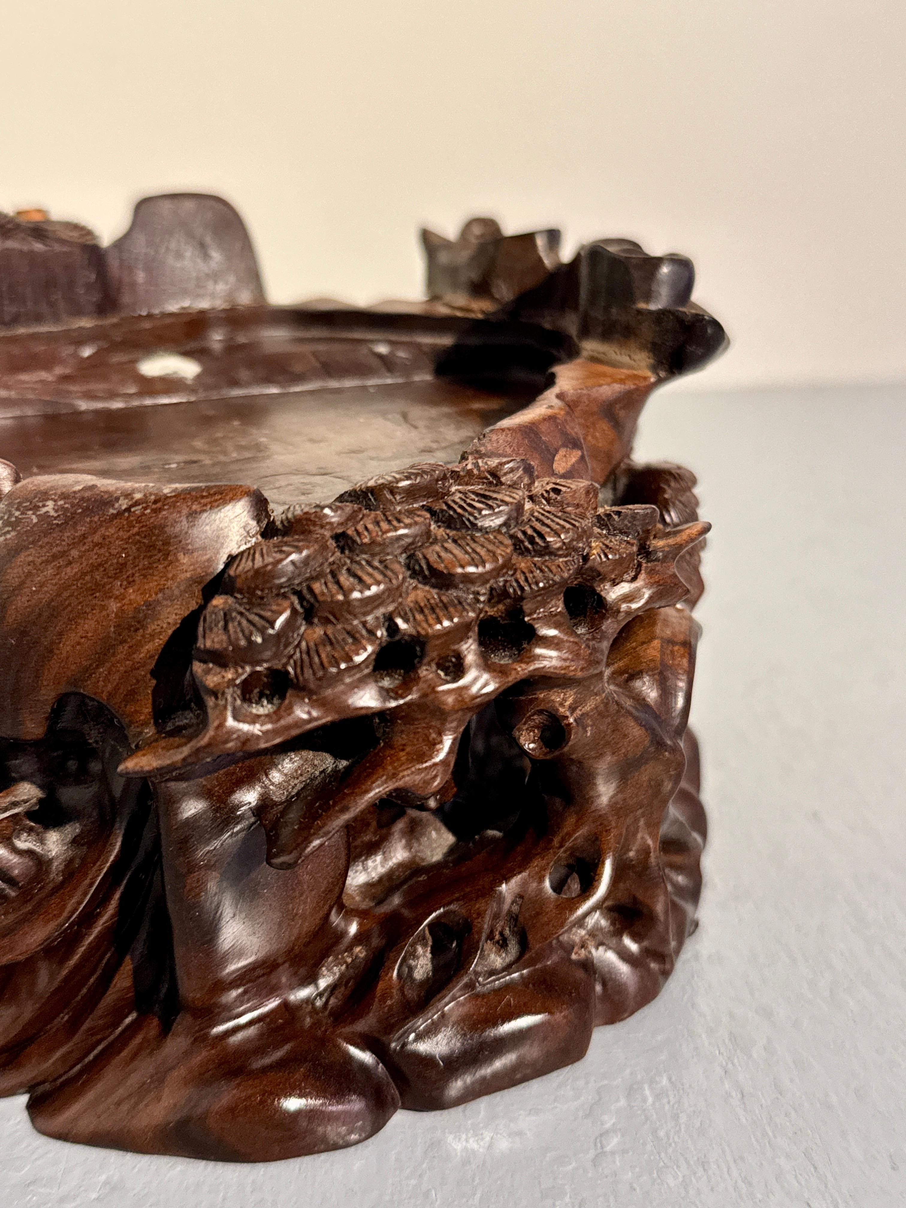 Grotte de blocs en jadéite sculptée sur stand en bois dur, 20e siècle, Chine en vente 7