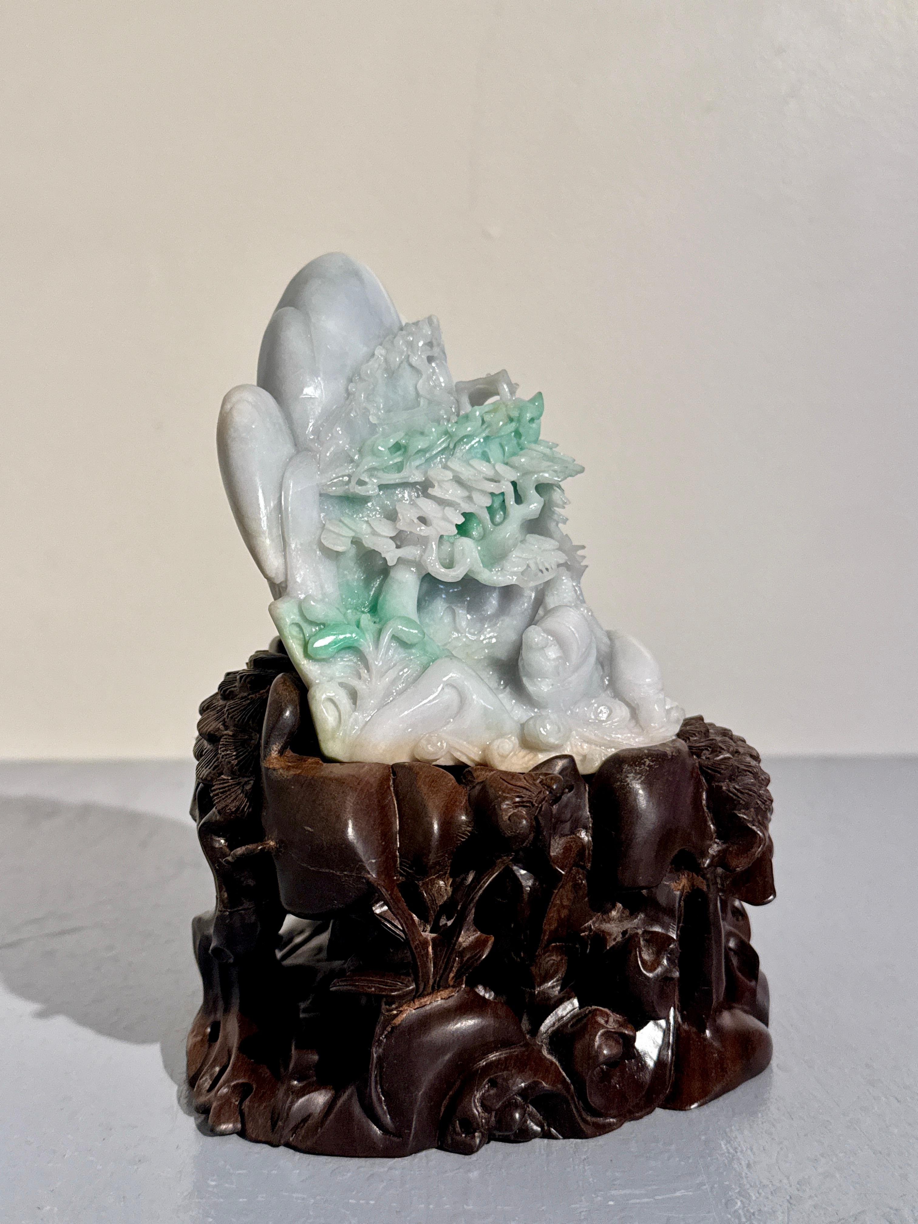 Qing Grotte de blocs en jadéite sculptée sur stand en bois dur, 20e siècle, Chine en vente
