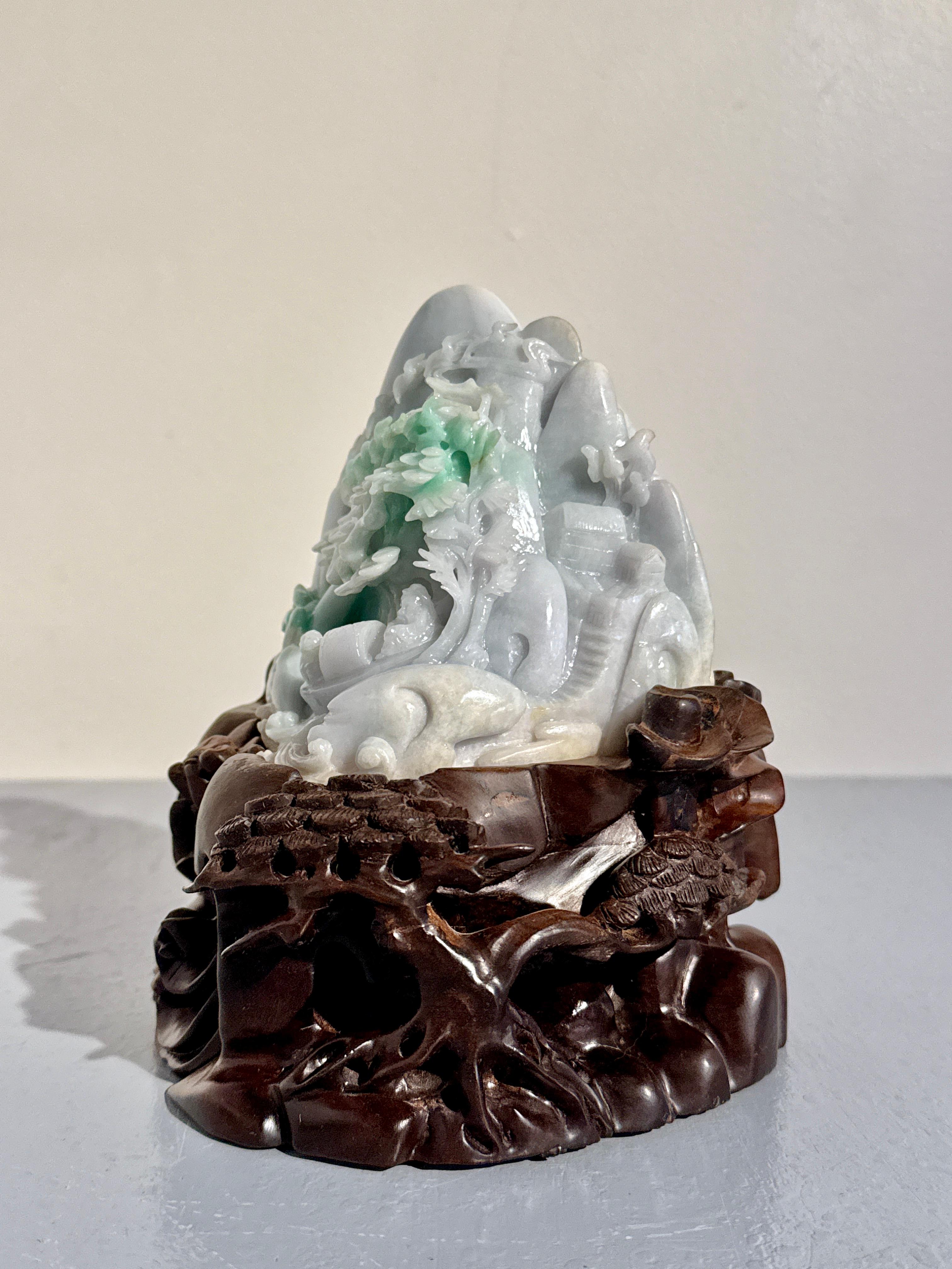Grotte de blocs en jadéite sculptée sur stand en bois dur, 20e siècle, Chine Bon état - En vente à Austin, TX