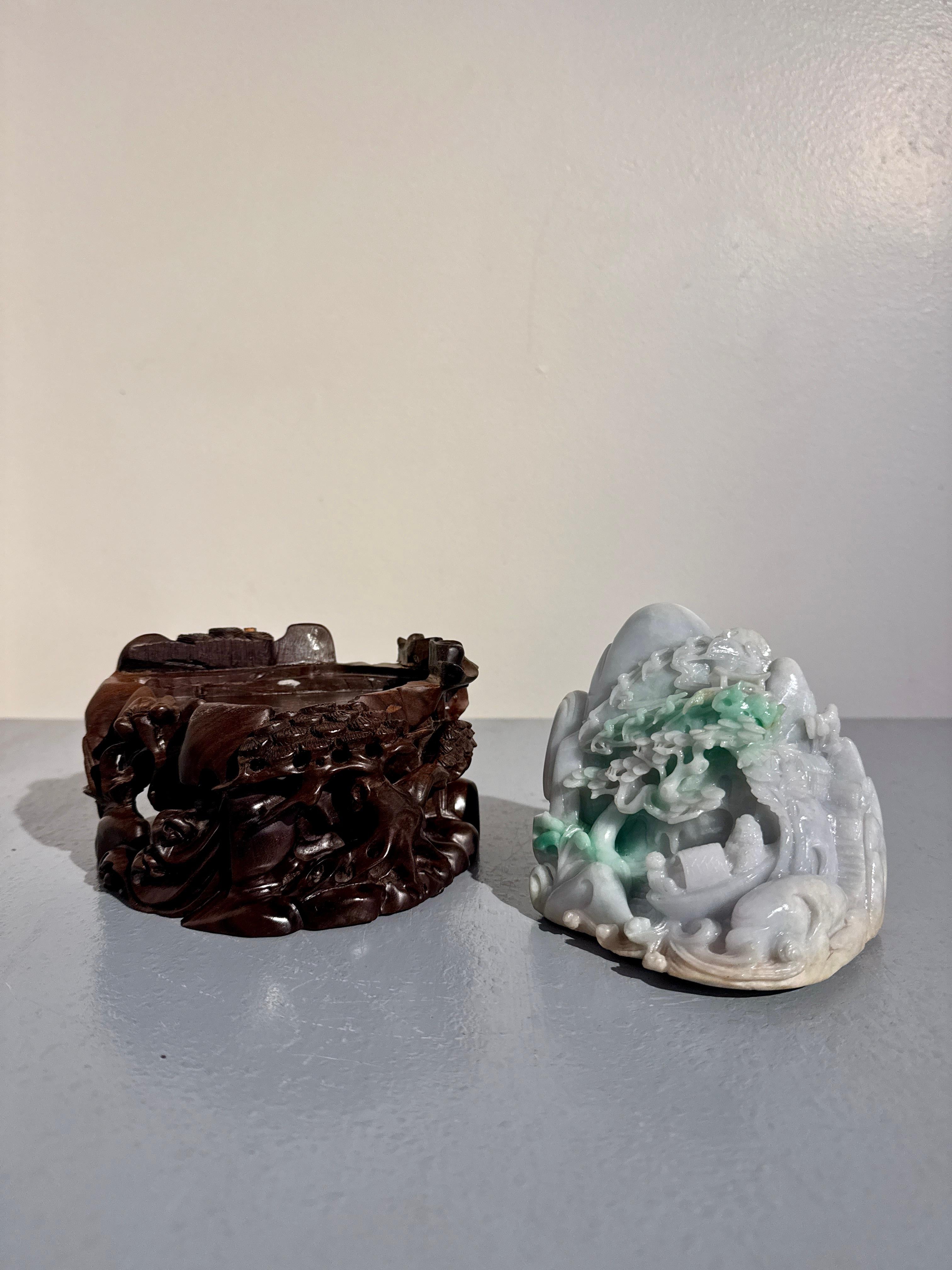 20ième siècle Grotte de blocs en jadéite sculptée sur stand en bois dur, 20e siècle, Chine en vente