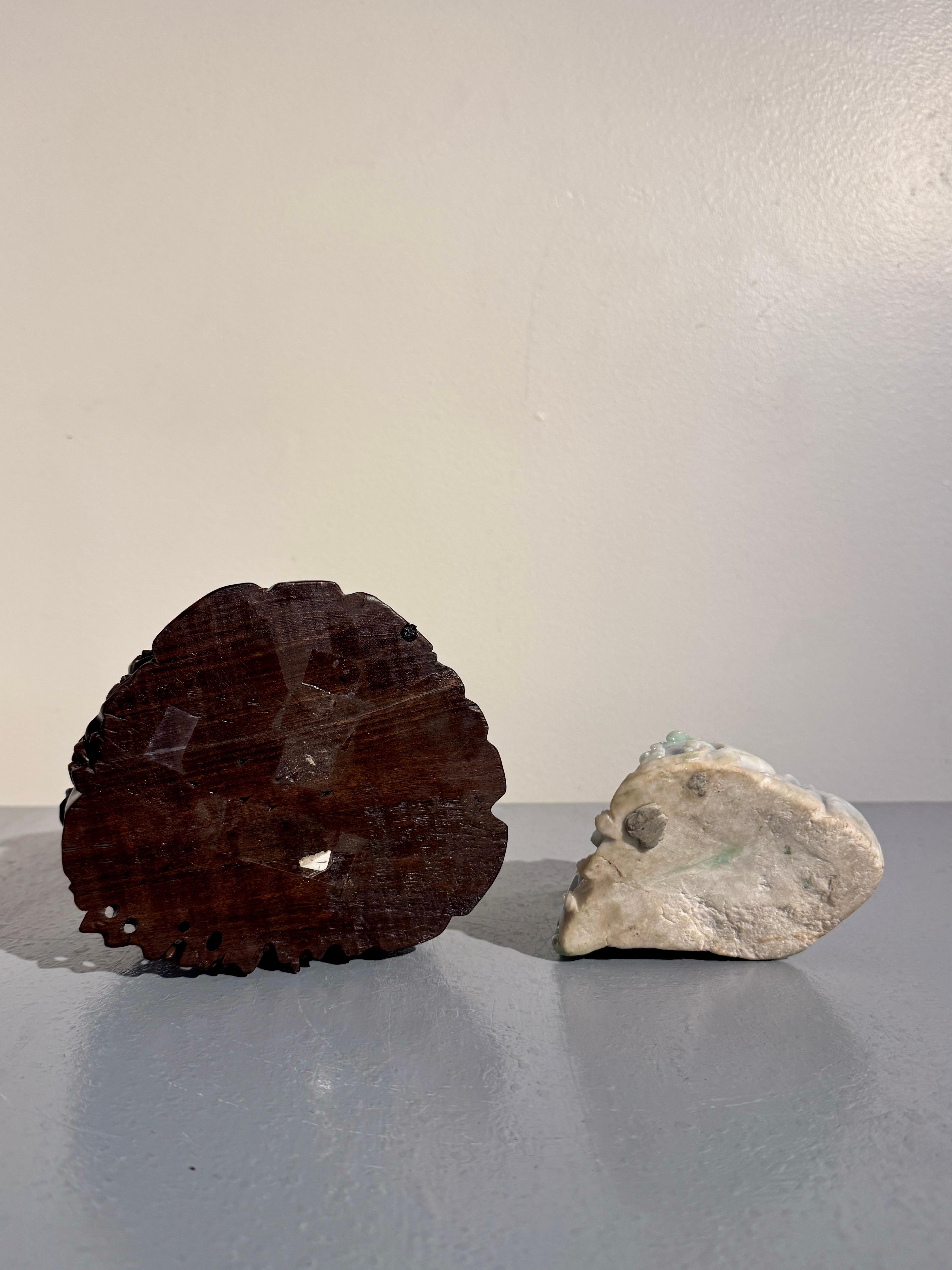 Jade Grotte de blocs en jadéite sculptée sur stand en bois dur, 20e siècle, Chine en vente