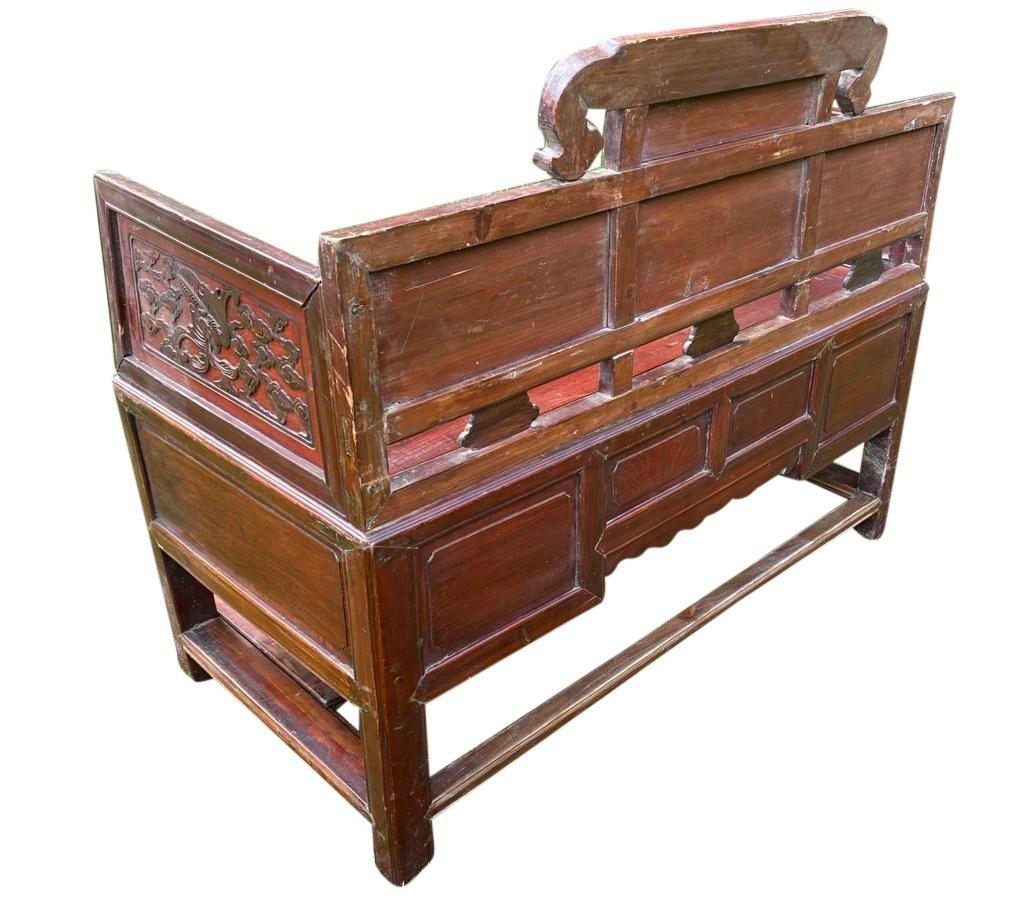 Chinesisches geschnitztes / lackiertes Sofa um 1900 (Handgeschnitzt) im Angebot