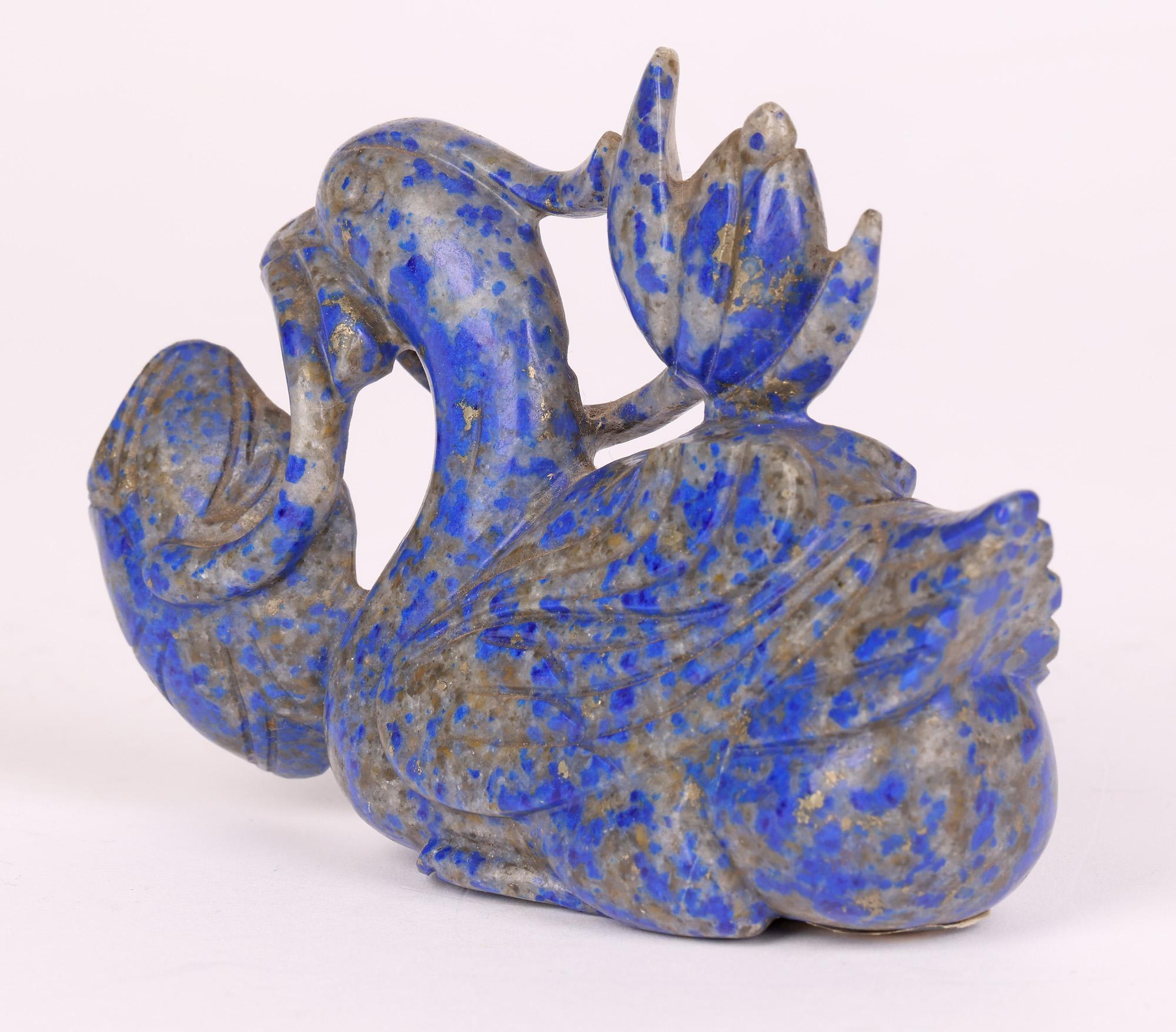 Figure chinoise sculptée en lapis-lazuli, canard et fleur de lotus   en vente 3