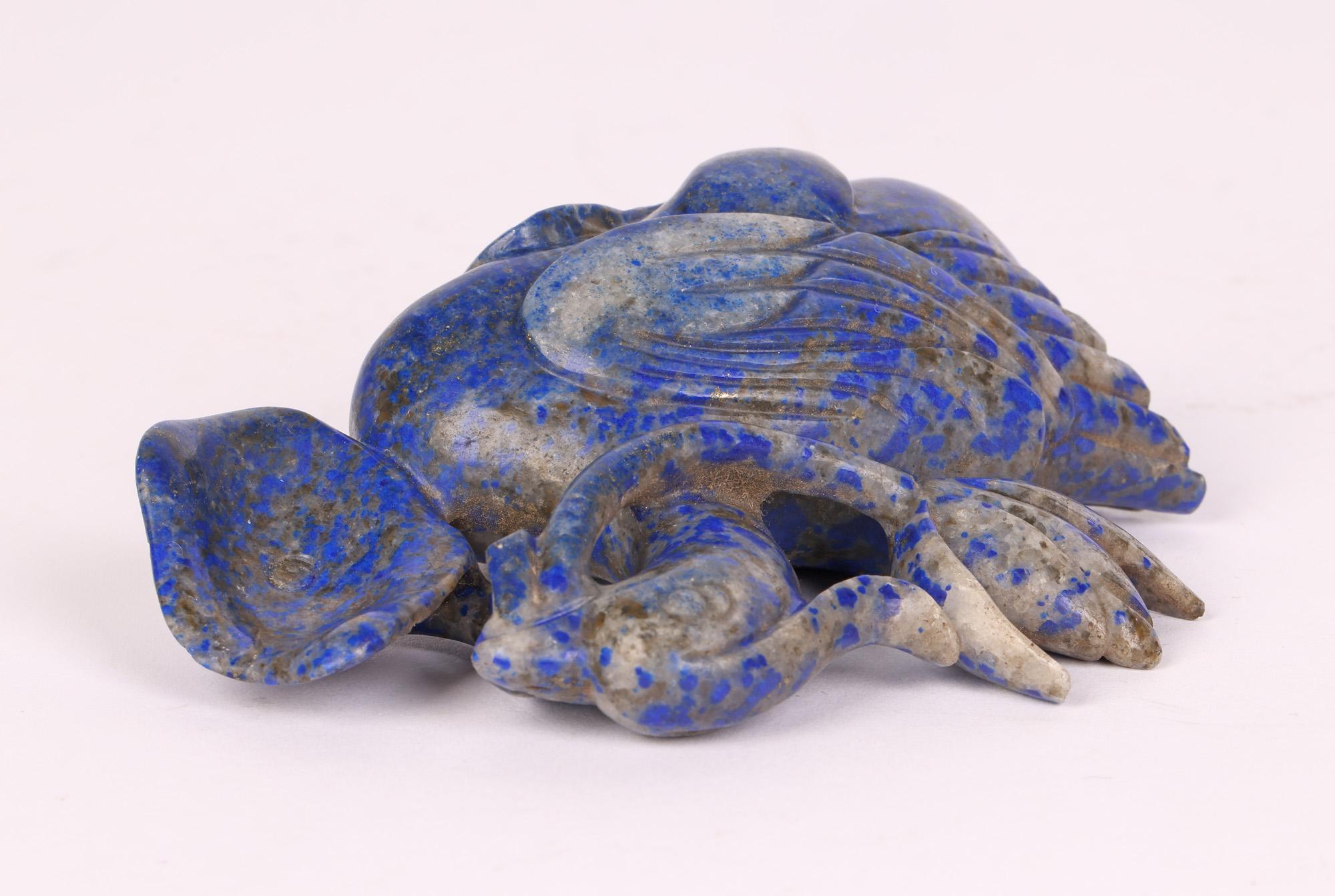 Sculpté à la main Figure chinoise sculptée en lapis-lazuli, canard et fleur de lotus   en vente