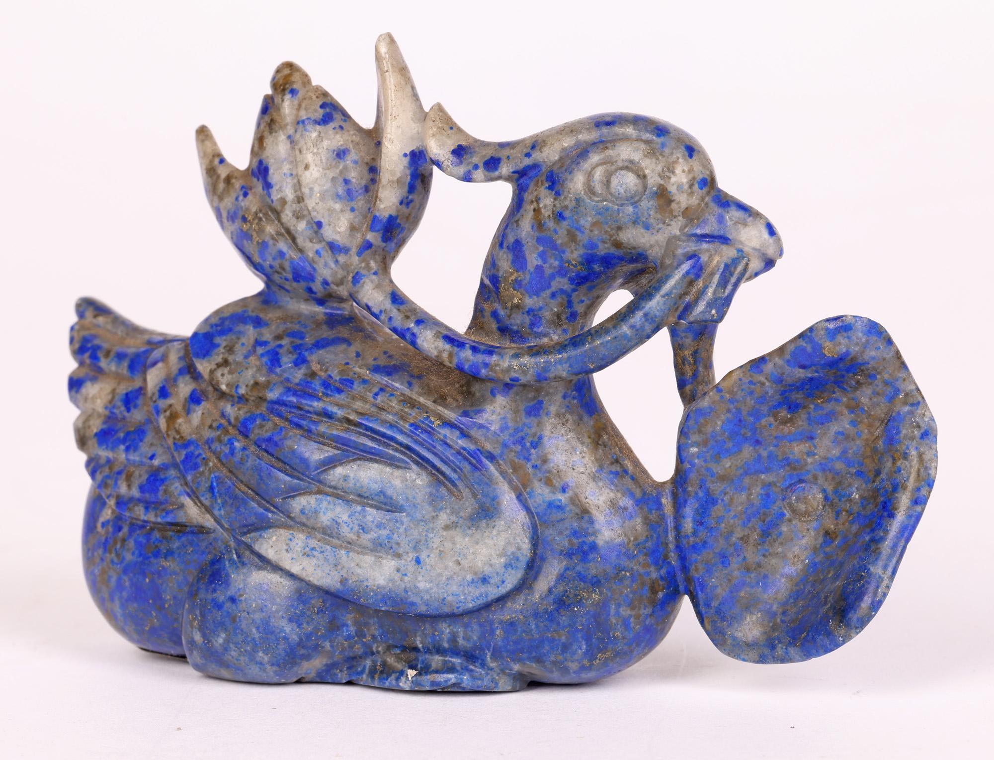 Figure chinoise sculptée en lapis-lazuli, canard et fleur de lotus   en vente 1
